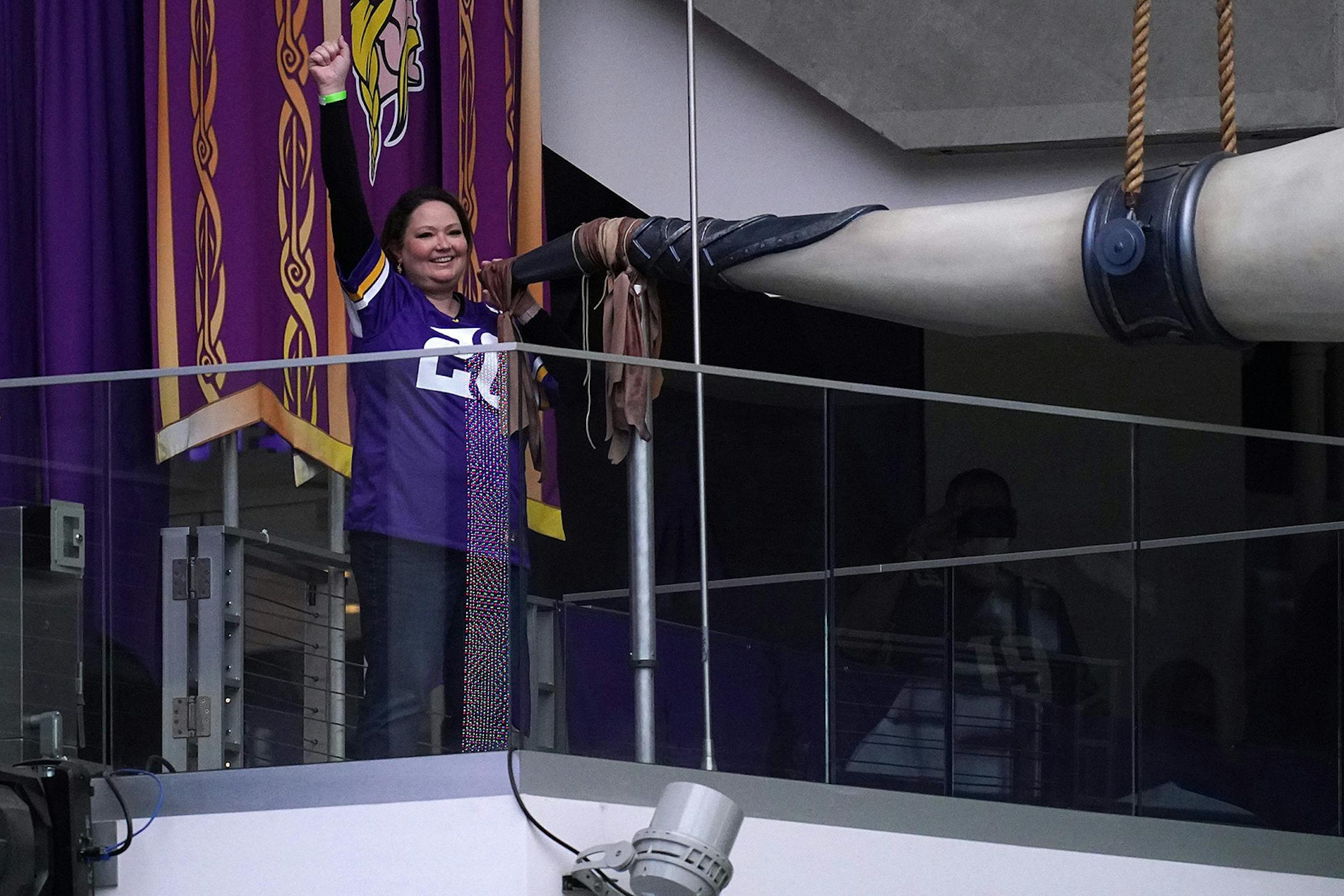 Erika Rucks is a nurse with incurable breast cancer working with young cancer patients at University of Minnesota Masonic Children's Hospital, blew the Gjallarhorn ahead of Sunday's game.