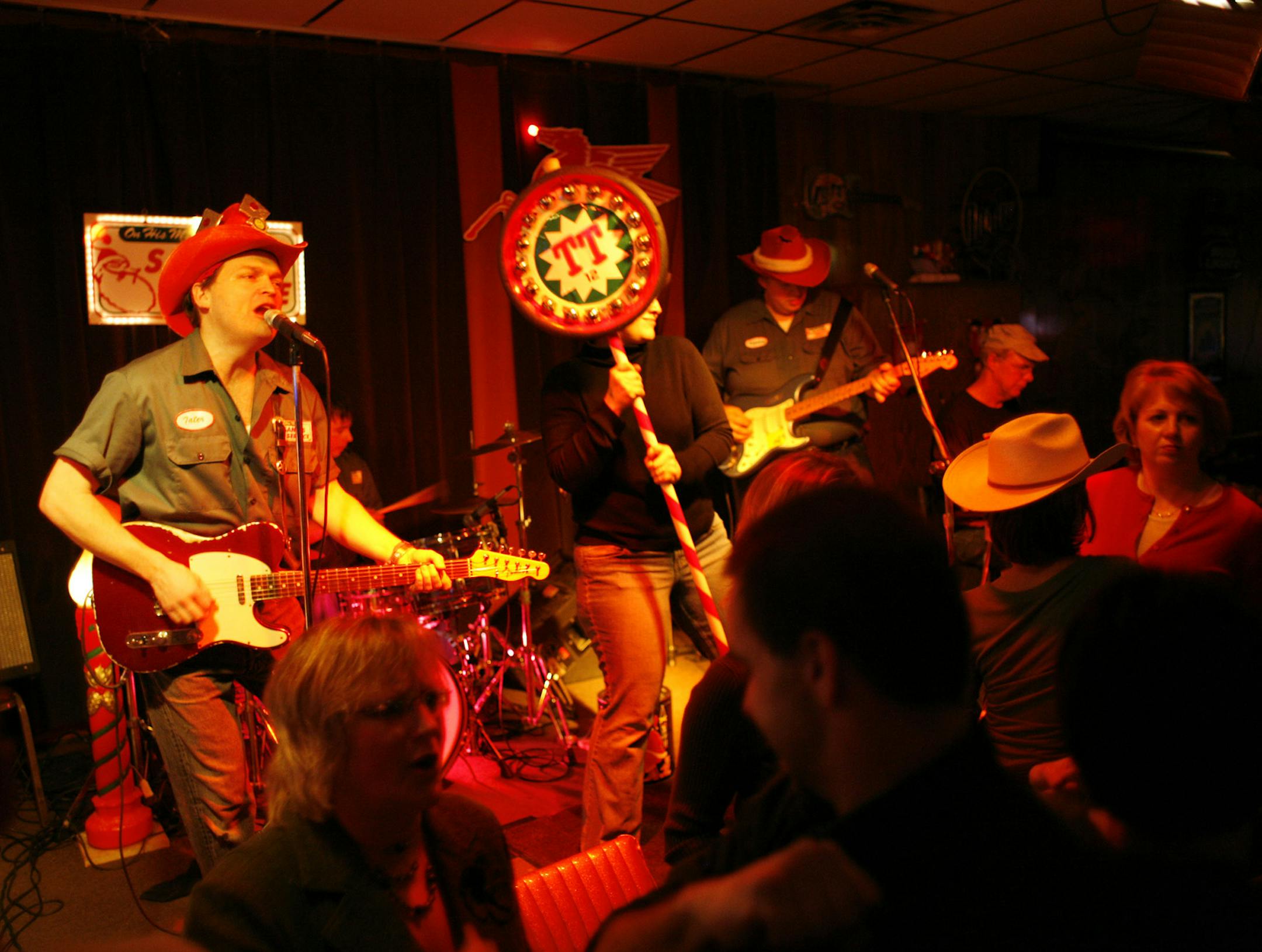 Richard Tsong-Taatarii/Star Tribune Minneapolis, MN;12/6/05;left to right: "Trashy Little X-Mas Show" by local country band Trailer Trash drew a big crowd at Lee's Liquor Lounge. The show moves to the pristine Fitzgerald this year.