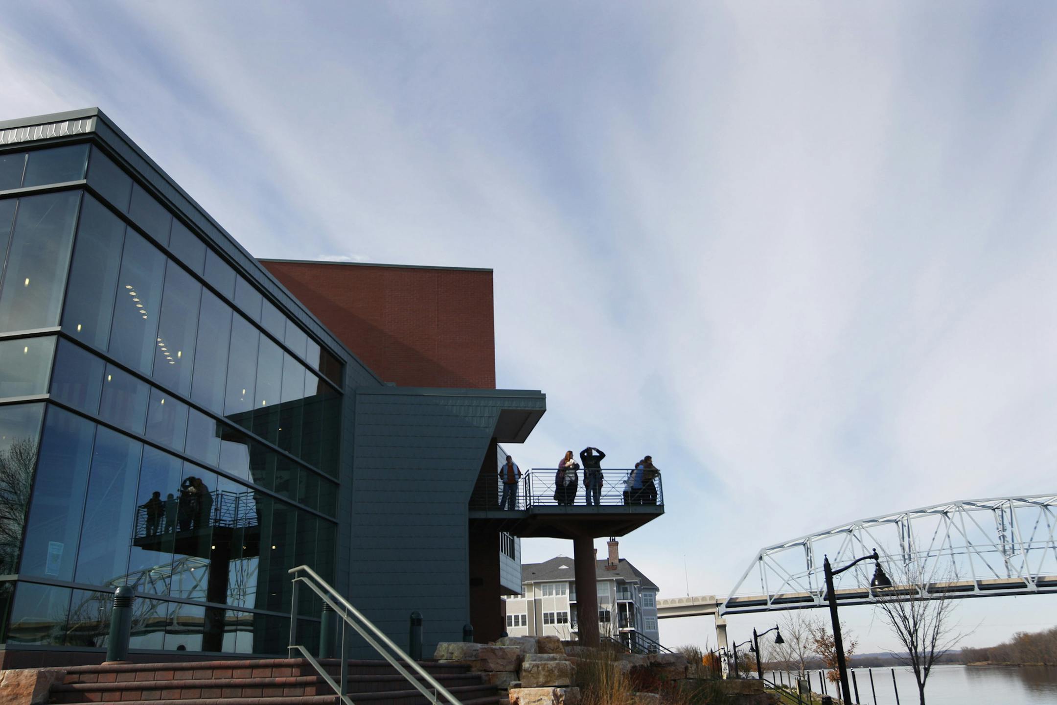Richard Tsong-Taatarii/rtsong-taatarii@startribune.com 11/4/07,Wabasha, MN;left to right: At the National Eagle Center, visitors on the observation deck looked for eagles on the Mississppi River.