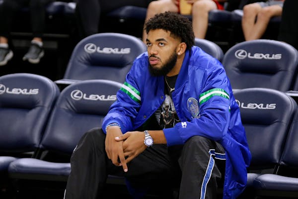 Towns joins Wolves after hospital stay, says he's on track for opener