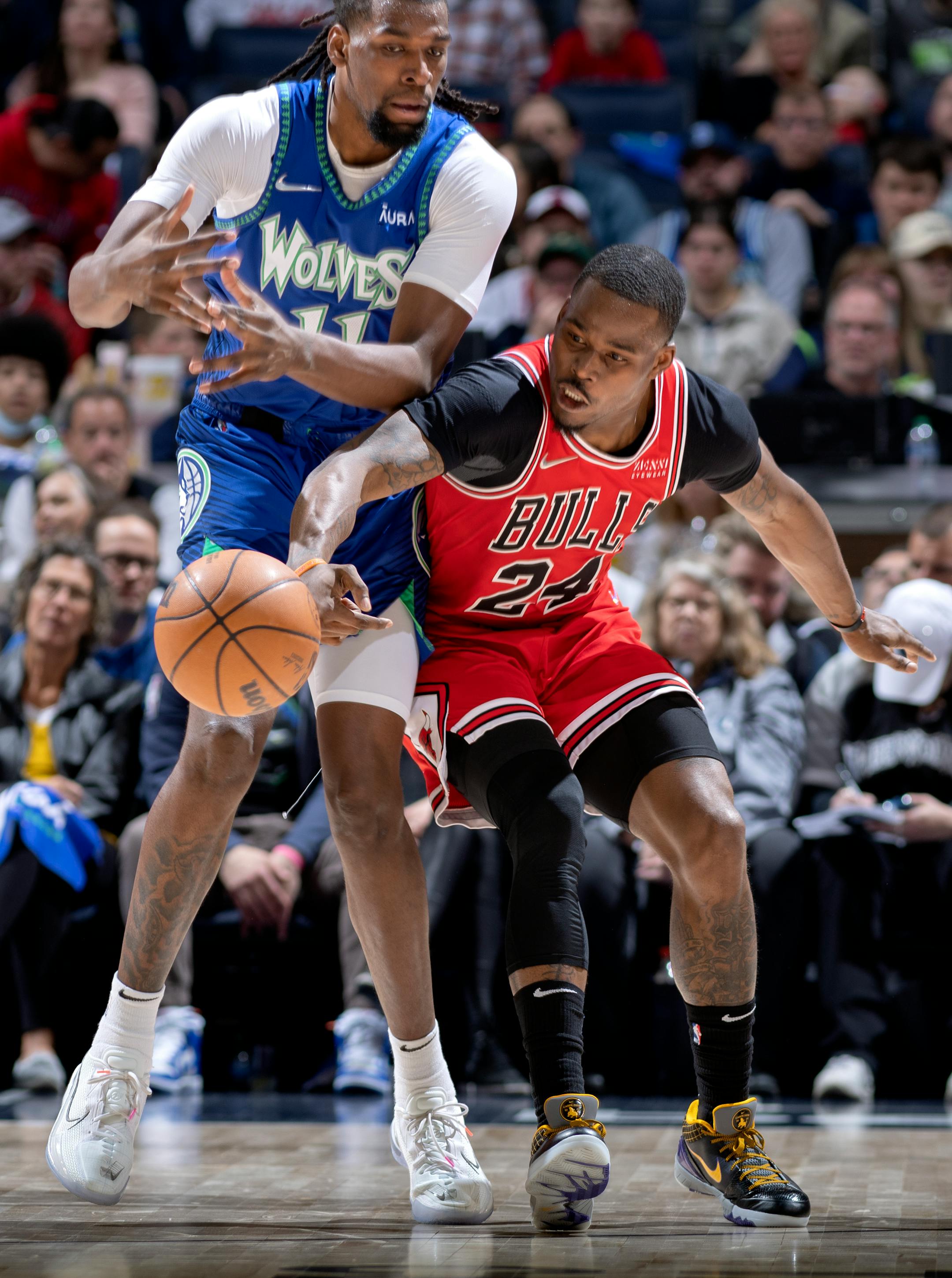 Naz Reid (11) of the Minnesota Timberwolves and Javonte Green (24) of the Chicago Bulls fight for the ball in the second quarter.