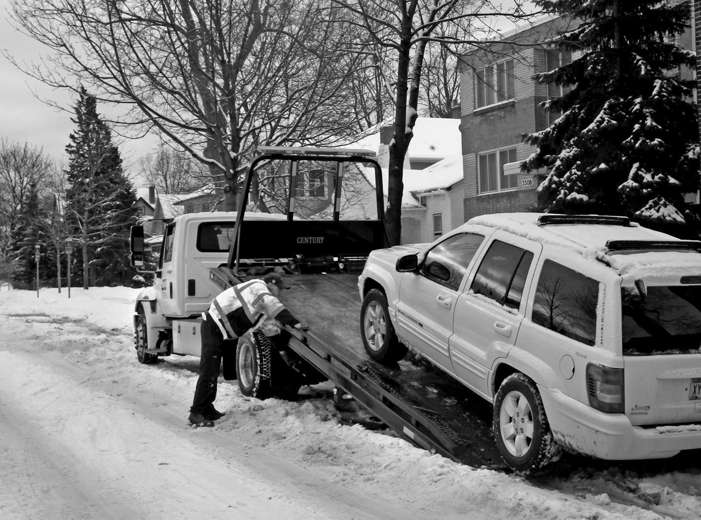 At tow truck hauled away a SUV parked on the even side of 33rd street and Girard Avenue South in Minneapolis, MN on February 10, 2013. ] JOELKOYAMA&#x201a;&#xc4;&#xf6;&#x221a;&#xd1;&#xac;&#xa2;joel.koyama@startribune.com After Sunday's storm snow emergencies remained in effect in Minneapolis, St. Paul and several suburbs. As of late Monday morning, nearly 350 vehicles in Minneapolis were towed. ORG XMIT: MIN1302111331551003