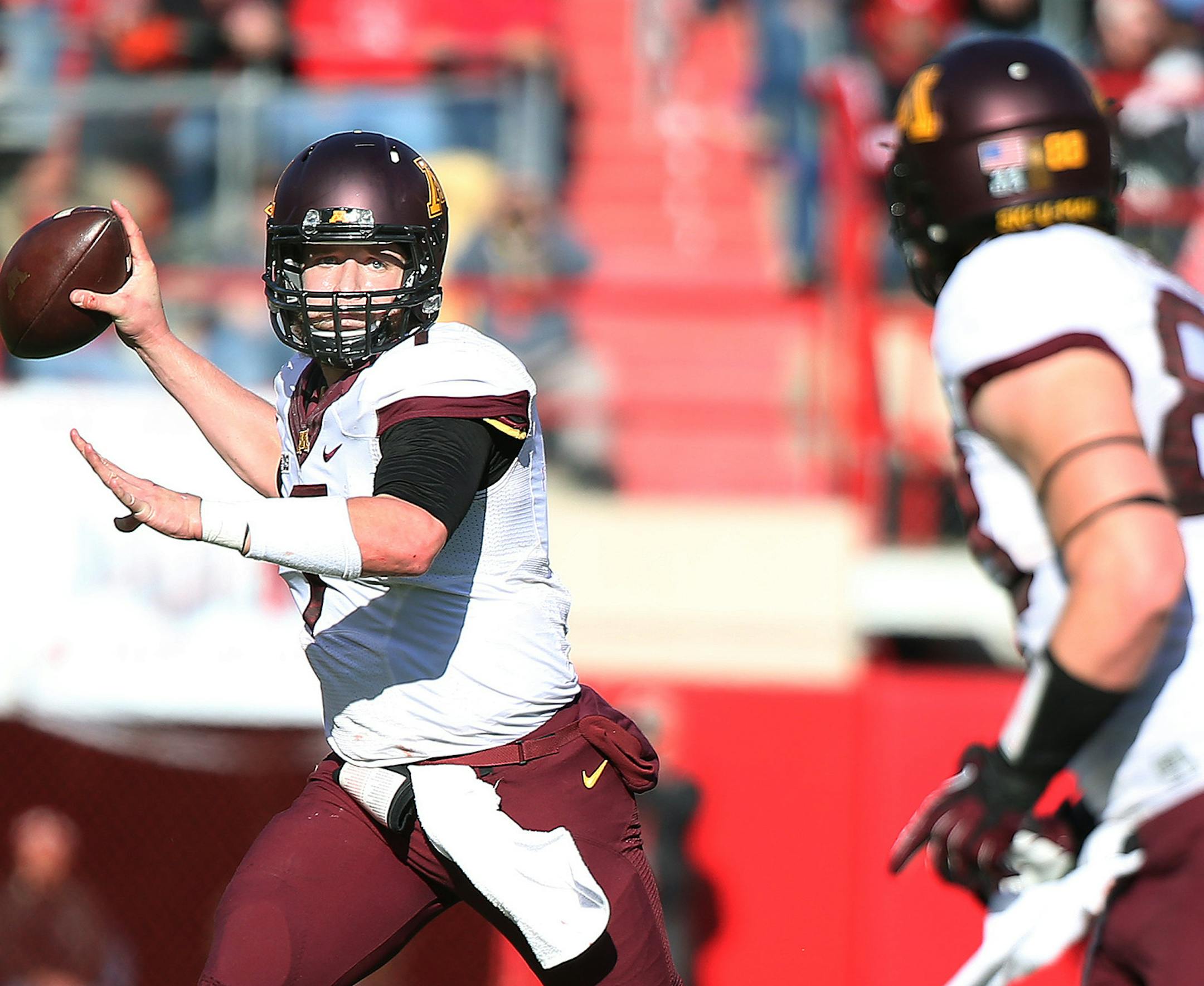Minnesota's quarterback Mitch Leidner (7) looked downfield to tight end Maxx Williams (88) for a pass in the fourth quarter as the Minnesota Gophers took on the Nebraska Cornhuskers at Memorial Stadium, Saturday, November 22, 2014 in Lincoln, NE. ] (ELIZABETH FLORES/STAR TRIBUNE) ELIZABETH FLORES • eflores@startribune.com