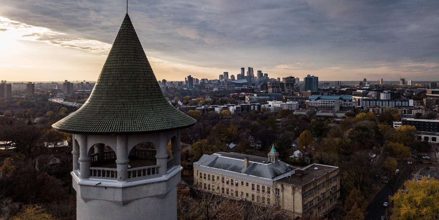 ] MARK VANCLEAVE &#x2022; mark.vancleave@startribune.com * Dark clouds give way to a last gasp of sun over Minneapolis on Monday, Oct. 29, 2018.