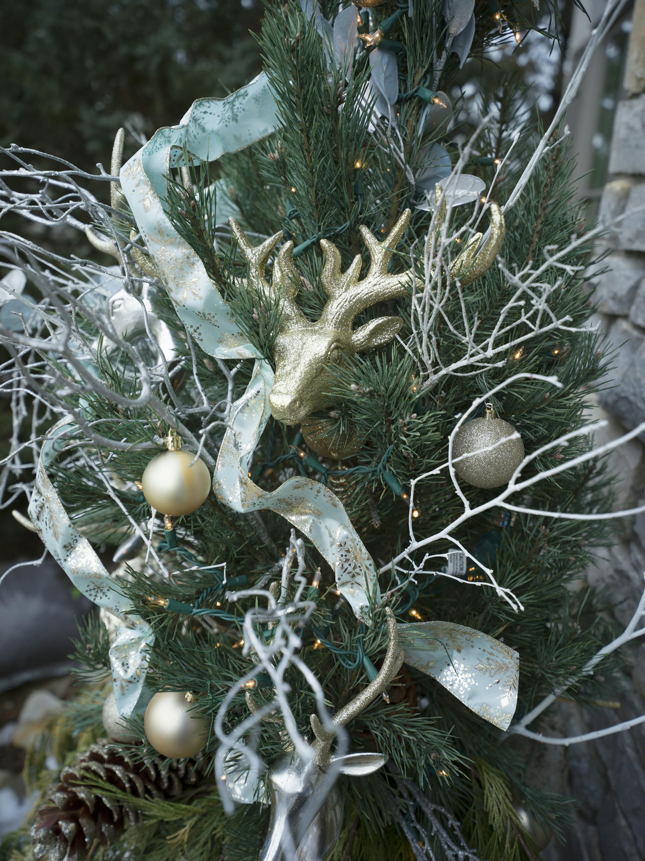 Glenda Nelson and Kate Steinkopf, right have been collaborating on Christmas decorations for the past 12 years. It has become an annual ritual. ] RICHARD TSONG-TAATARII • richard.tsong-taatarii@startribune.com
