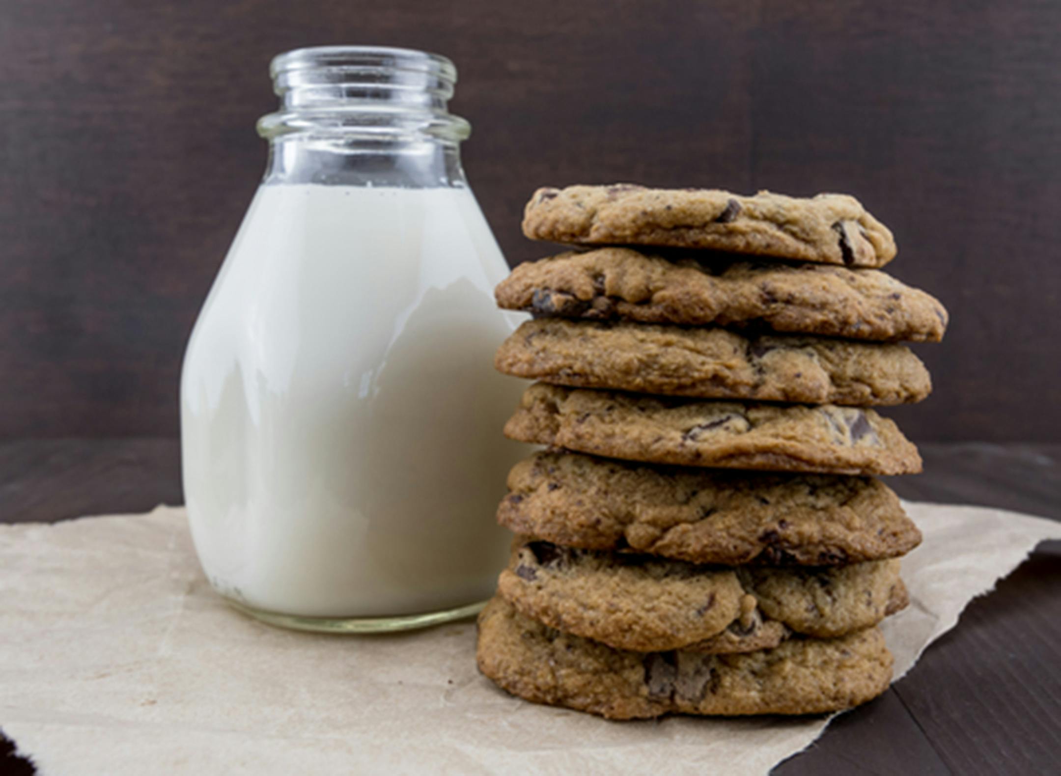 Tall Stack of Chocolate Cookies with Milk(Dreamstime/TNS) ORG XMIT: 1231837