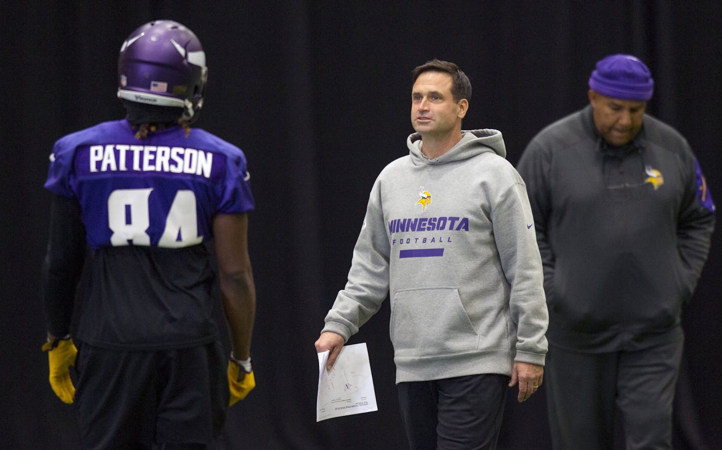 Vikings special teams coordinator Mike Priefer (center)