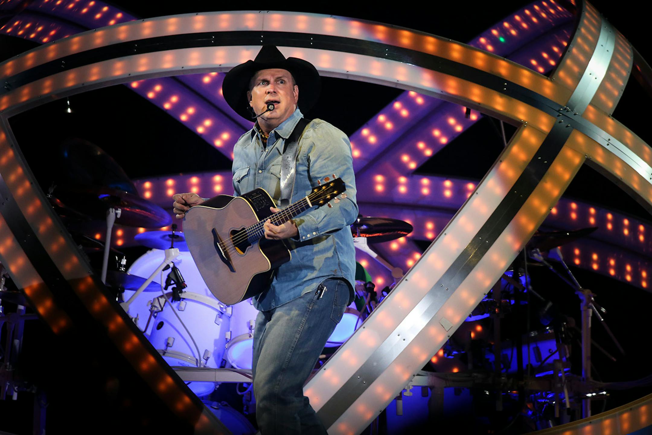 Garth Brooks performed at the Target Center on Thursday, November 6, 2014. ] RENEE JONES SCHNEIDER • reneejones@startribune.com