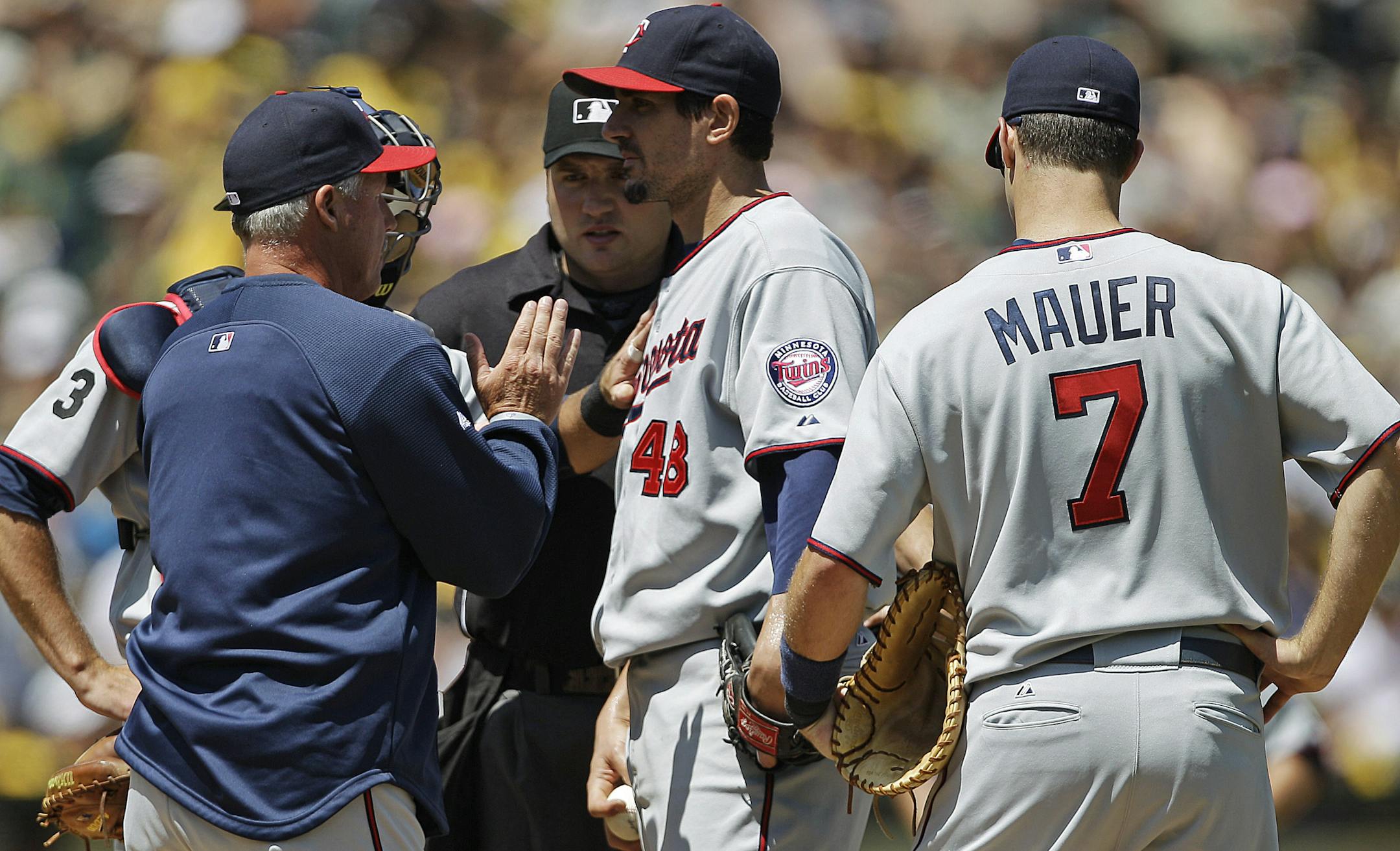 Twins pitching coach Rick Anderson, left, made a point to Carl Pavano during Oakland's six-run third inning Sunday.