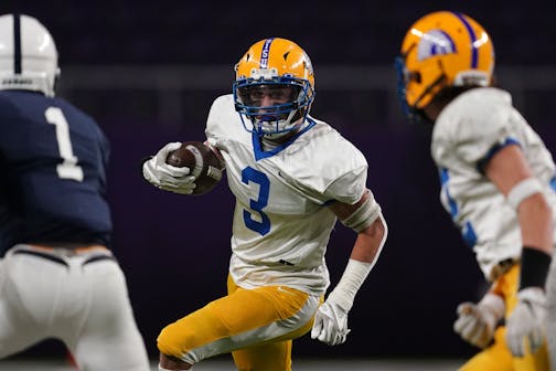 Esko's Makoi Perich (3) rushed the ball in the first half as Esko played Dassel-Cokato in a Class 3A semifinal football game Saturday, Nov. 20, 2021 at U.S. Bank Stadium in Minneapolis. ] ANTHONY SOUFFLE • anthony.souffle@startribune.com