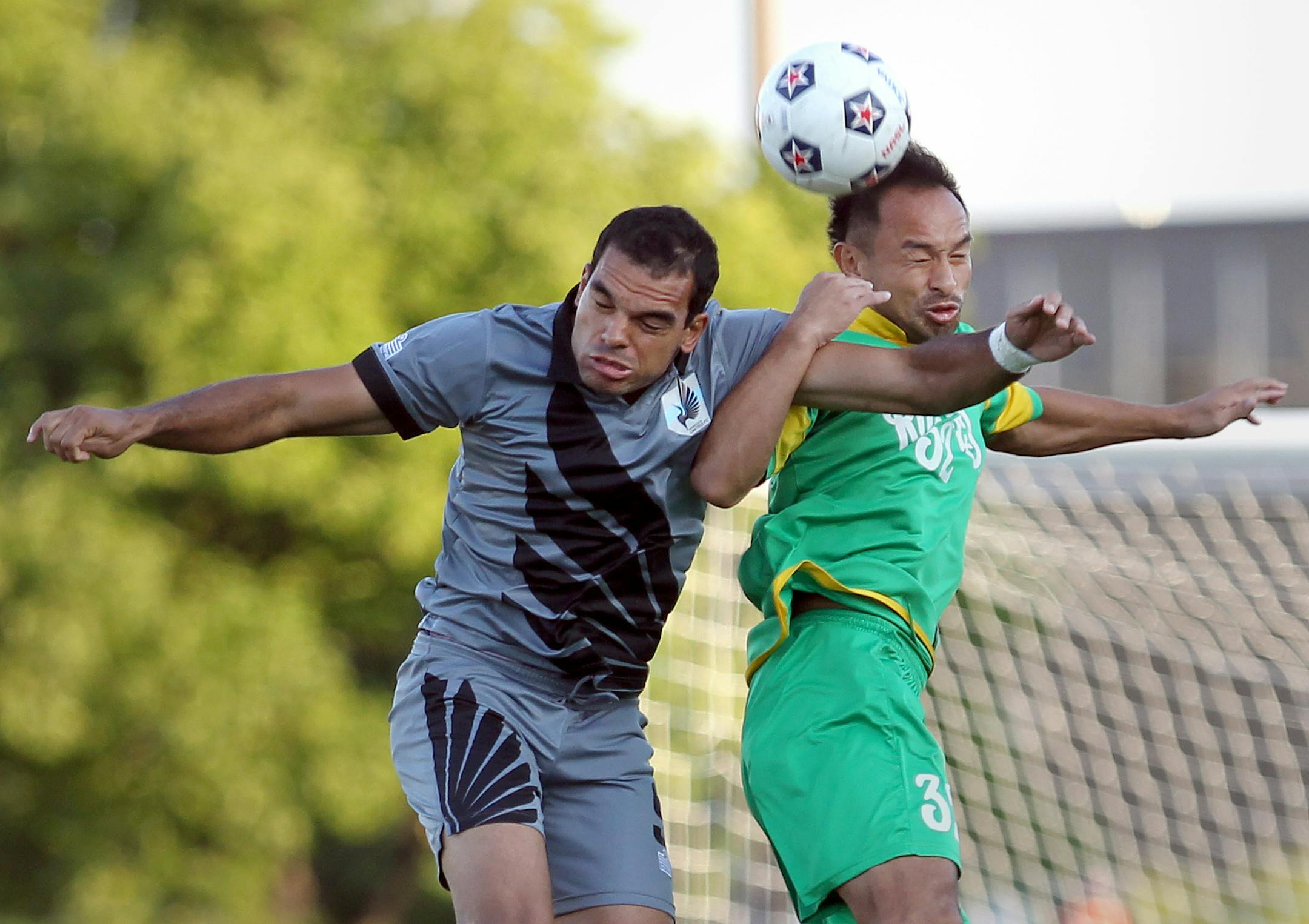 Minnesota's Pablo Campos (9) and Tampa Bay's Takuya Yamada (32) head butt in the Tampa Bay Rowdies vs. Minnesota United FC soccer game at the National Sports Center in Blaine, Minn., on Saturday, August 17, 2013. Minnesota leads 1-0 at the half. ] (ANNA REED/STAR TRIBUNE) anna.reed@startribune.com (cq) ORG XMIT: MIN1308172018143845