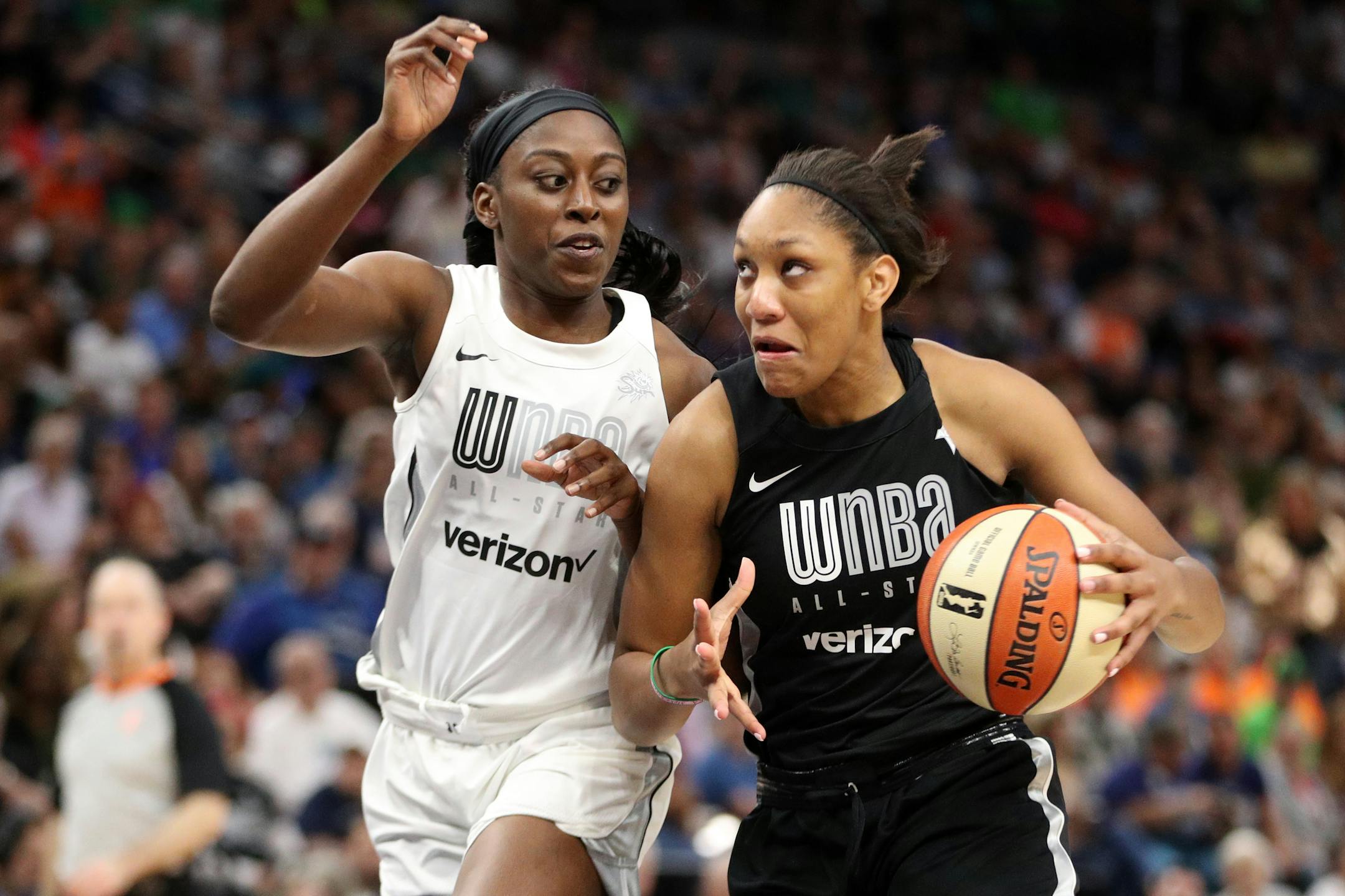Team Delle Donne forward A'ja Wilson (22) drove to the basket as Team Parker forward Chiney Ogwumike (13) defended in the second half