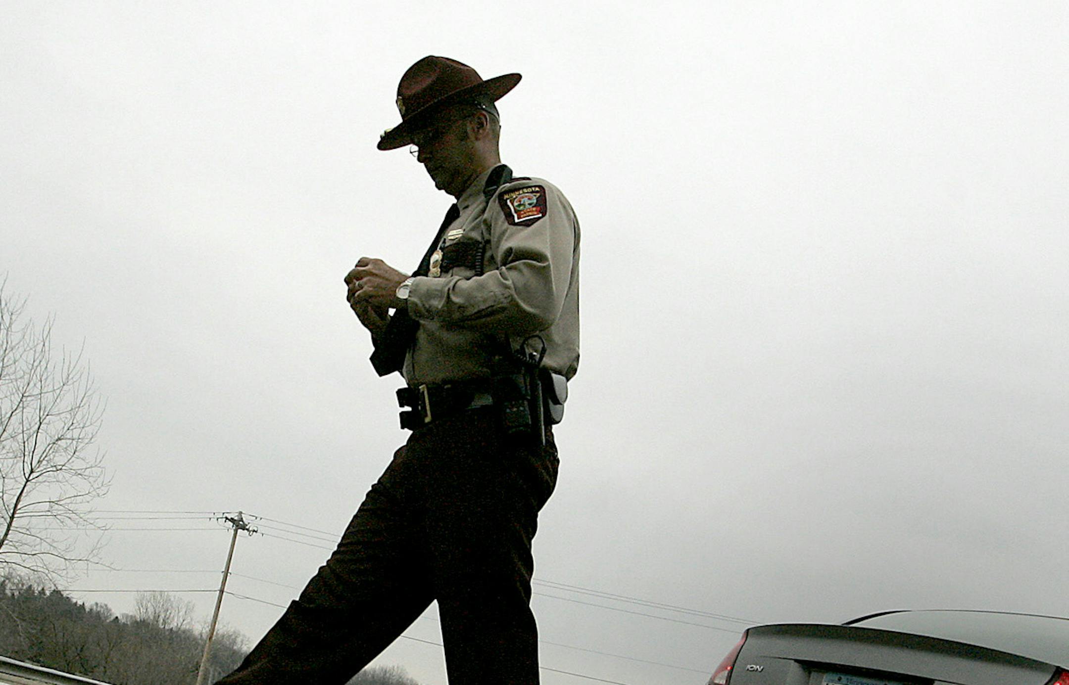 ELIZABETH FLORES&#xef; eflores@startribune.com March 24, 2009 - Inver Grove Heights, MN - Minnesota State Patrol Sargaent Curt Thurmes made his way to his trooper along Hwy 3 and Hwy 52 after making a traffic stop for speeding. Thurmes has been with the state patrol since 1986. ORG XMIT: MIN2013080717345998
