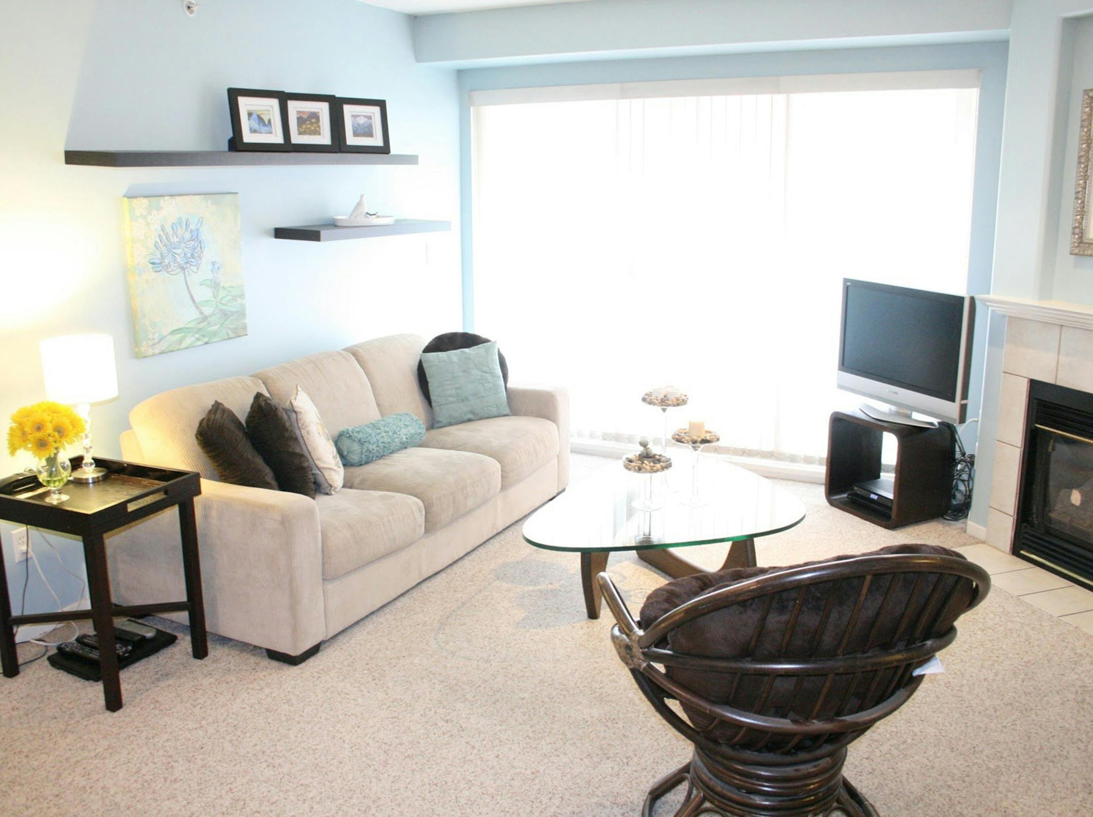 Color mapping is a technique that makes a room feel more cohesive by repeating or "mapping" a particular color or colors throughout various parts of a space. (MCT) ORG XMIT: 1156742