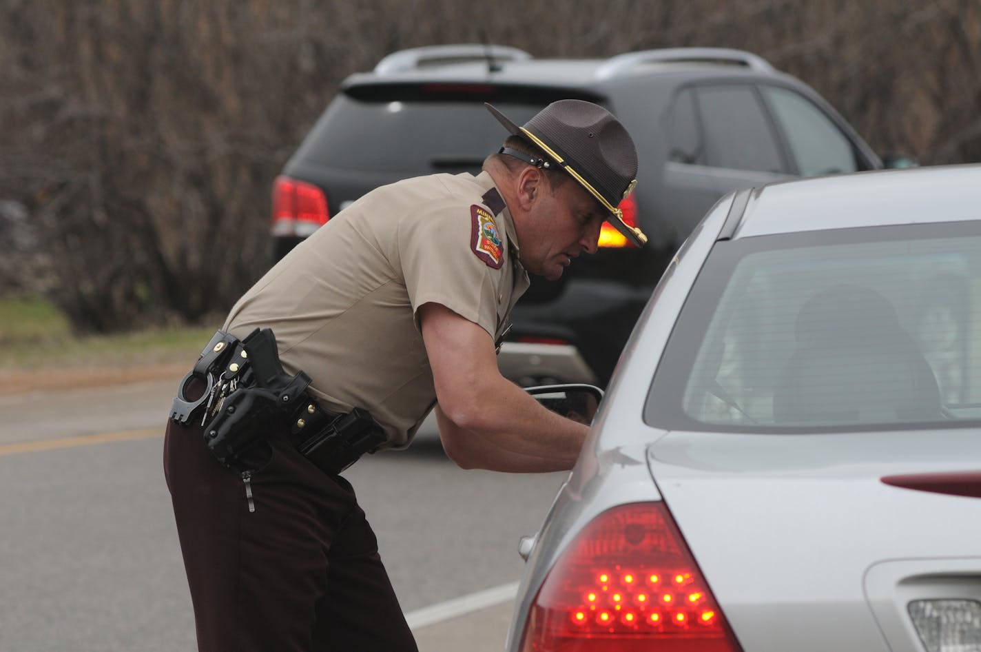 Richard Sennott/Star Tribune. Richard.Sennott@startribune.com St Louis Park Mn. Thursday 04/21/11 ] The Minnesota State Patrol staged a high saturation patrol detail targeting scofflaws and people who were texting while driving. They were stopping people at the intersection of 394 and 169. Trooper Donald Parker talked to a motorist he pulled over while making a stop for failure to wear a safety belt.