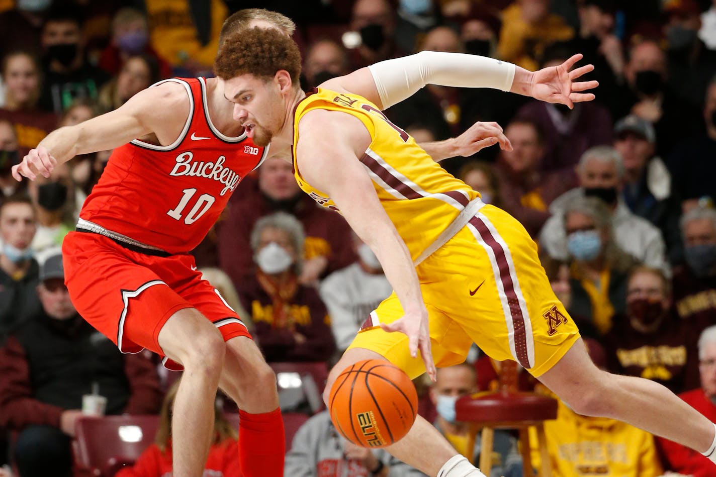 Minnesota forward Jamison Battle, right, drove past Ohio State forward Justin Ahrens in the second half Thursday.