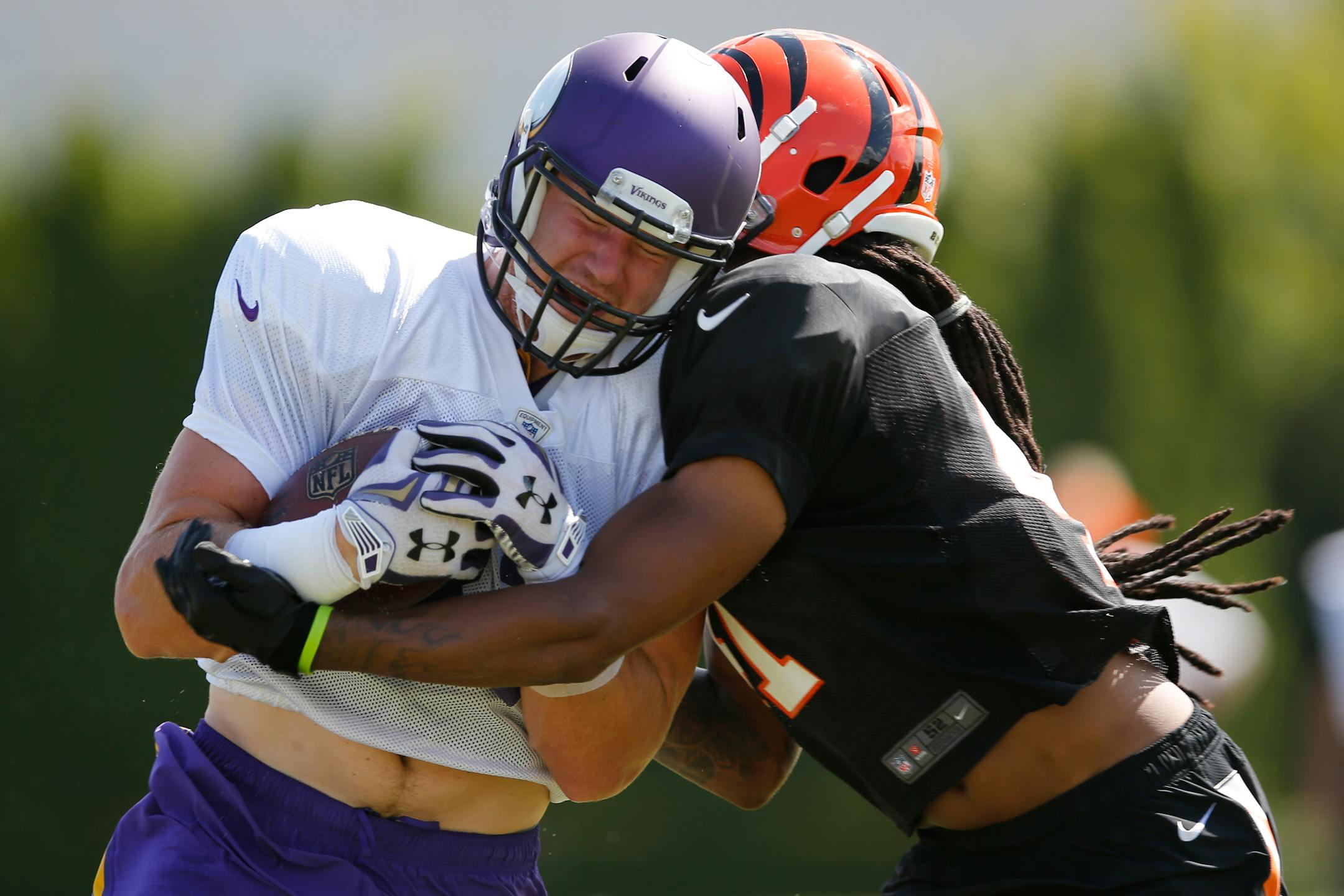 Minnesota Vikings tight end Brian Leonhardt (87) makes a catch as Cincinnati Bengals defensive back Floyd Raven (41) defends during joint practice between the Minnesota Vikings and Cincinnati Bengals, Thursday, Aug. 11, 2016, on the practice fields next to Paul Brown Stadium in Cincinnati.