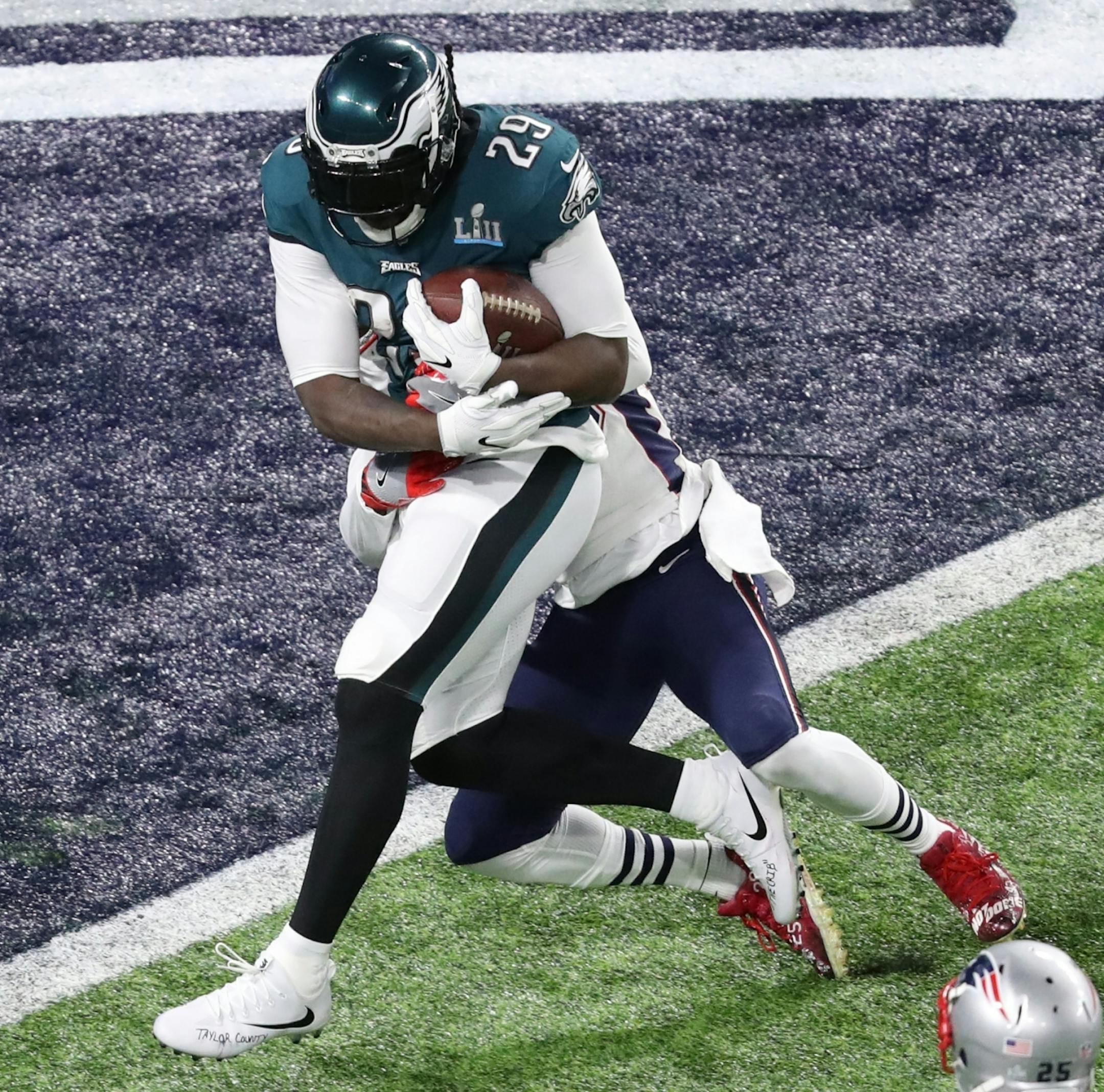Philadelphia Eagles running back LeGarrette Blount (29) took the ball around left end for a 21-yard touchdown during the second quarter of Super Bowl LII. After the subsequent two-point conversion failed, the play gave the Eagles a 15-3 lead.