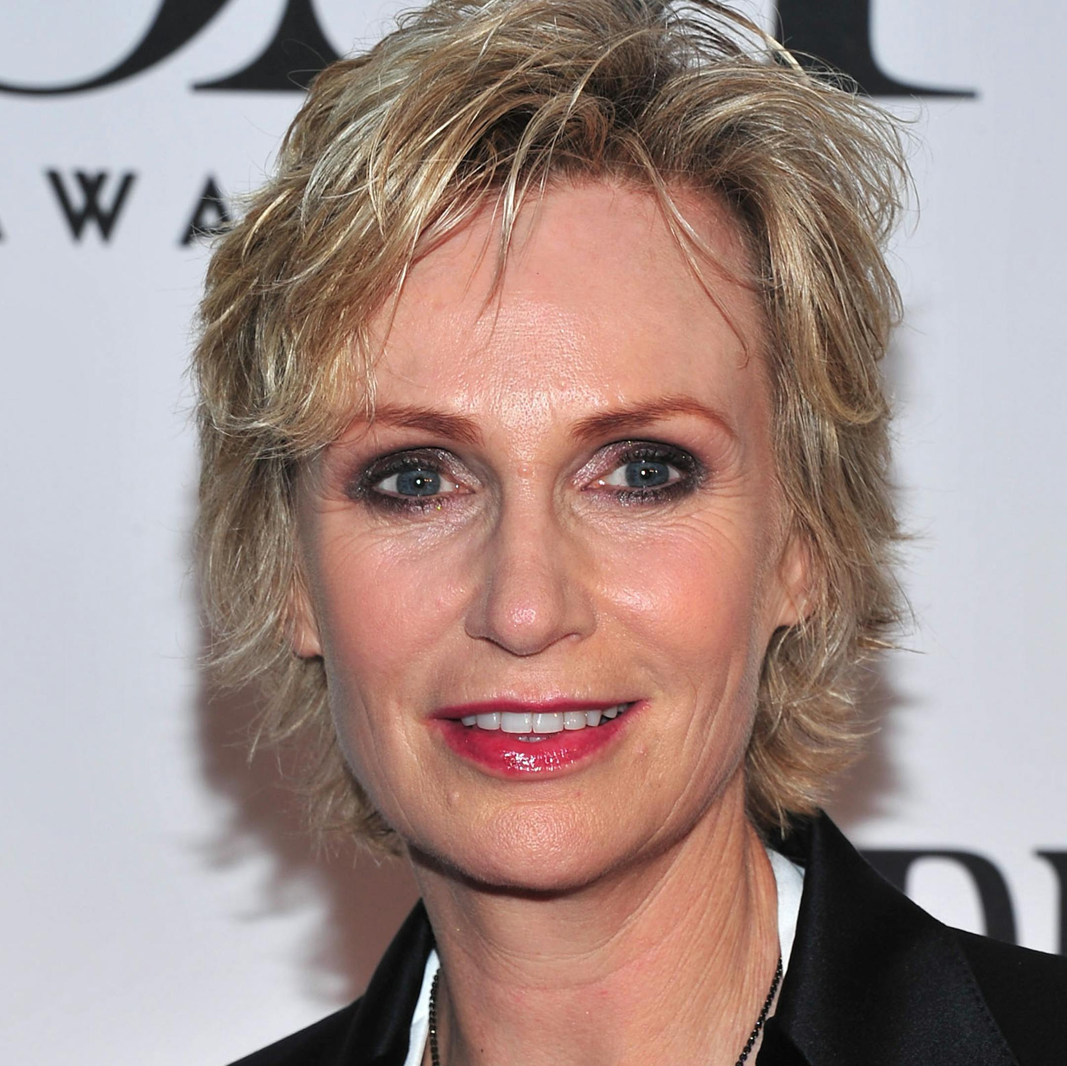 Jane Lynch arrives on the red carpet at the 67th Annual Tony Awards, on Sunday, June 9, 2013 in New York. (Photo by Charles Sykes/Invision/AP) ORG XMIT: MIN2013062610373760