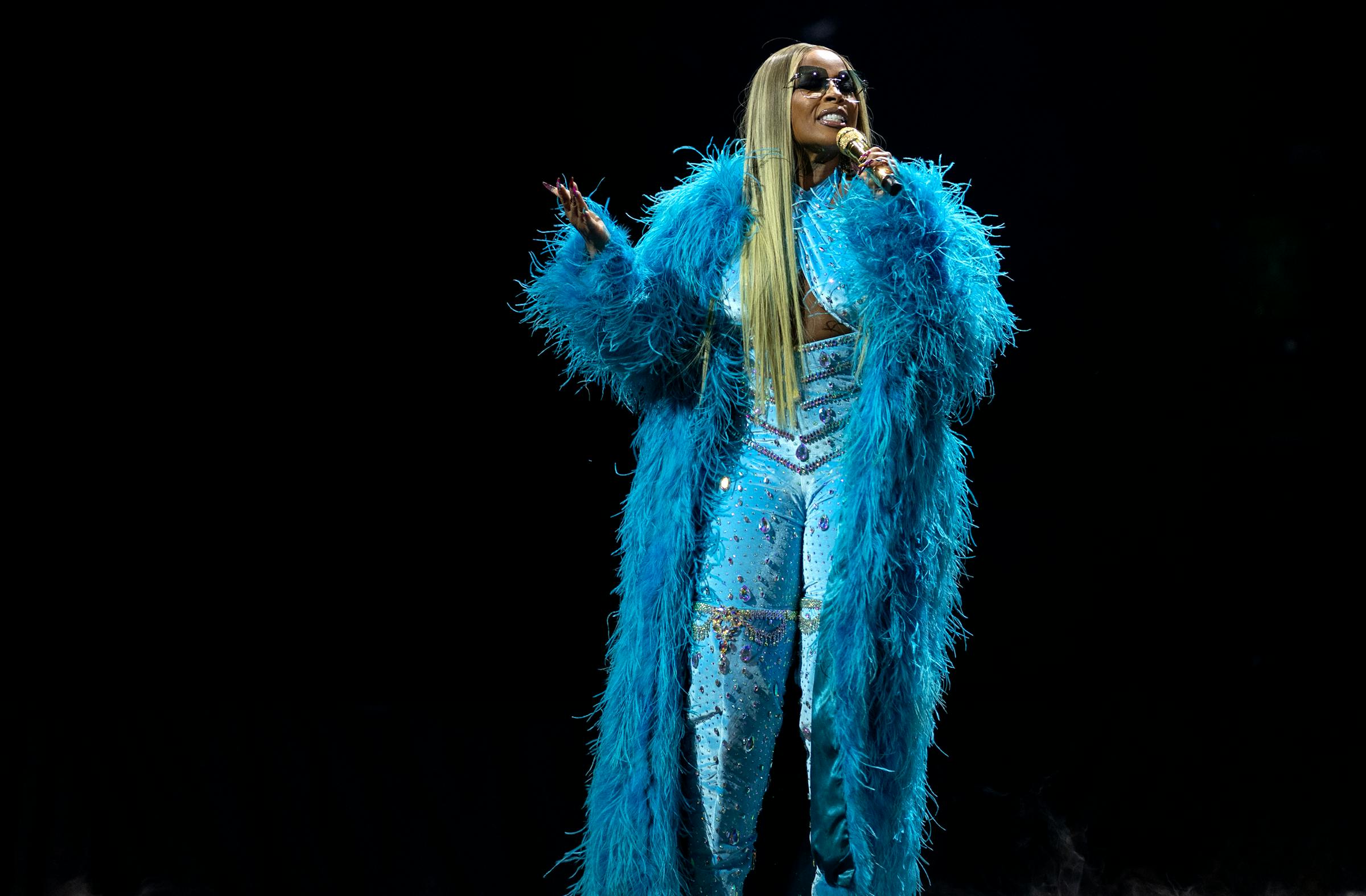 Review: Mary J. Blige overcomes odd entrance and pacing to give regal concert in St. Paul #MaryJBlige