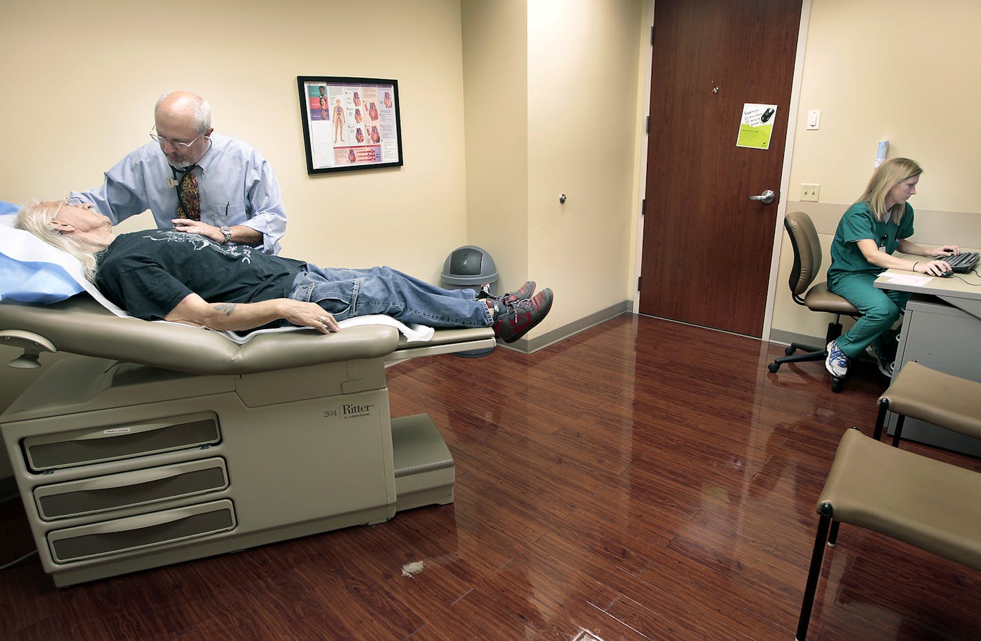 Allina cardiologist Dr. Alan Banks examined one of his patients Tibor Kovacs, as his scribe Jaeda Roth, cq, took notes, Tuesday, September 2, 2014 at the Allina Clinic in St. Paul, MN. Roth is a University of Minnesota Biology graduate who has put in an application for medical school. ] (ELIZABETH FLORES/STAR TRIBUNE) ELIZABETH FLORES &#x2022; eflores@startribune.com