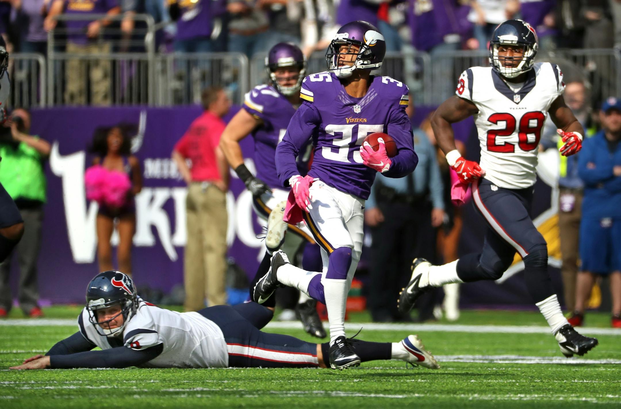 Minnesota Vikings Marcus Sherels dodges Texan's punter Shane Lechler and breaks away for a 79 yard punt return TD in the 2nd quarter.