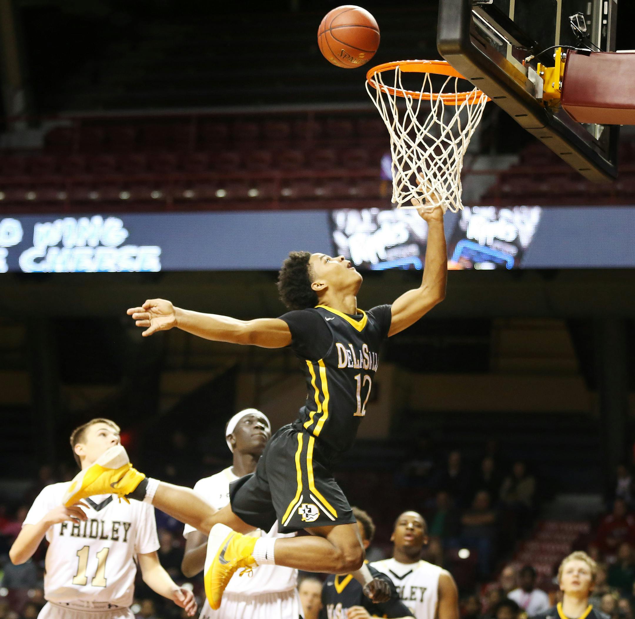 Sage Booker of DeLASalle scored over Fridley defenders in the first half at Williams Arena Wednesday March 9, 2016 in Minneapolis , MN. ] DeLaSalle played Fridley in the 3A quarterfinals at Williams Arena. Jerry Holt/Jerry.Holt@Startribune.com