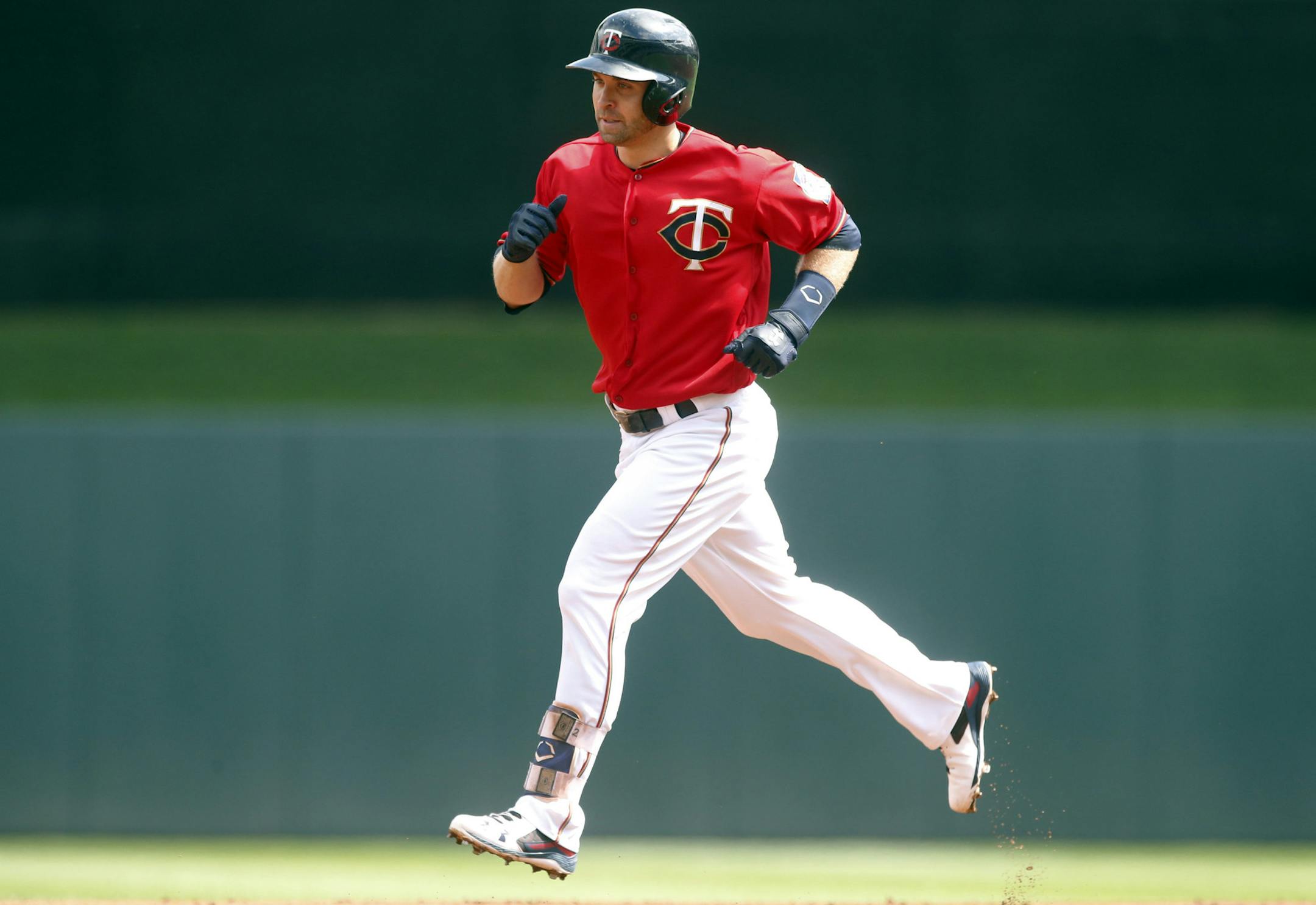 Minnesota Twins' Brian Dozier jogs the base path on a solo home run off Kansas City Royals pitcher Ian Kennedy in the first inning of a baseball game Monday, Sept. 5, 2016, in Minneapolis. (AP Photo/Jim Mone)