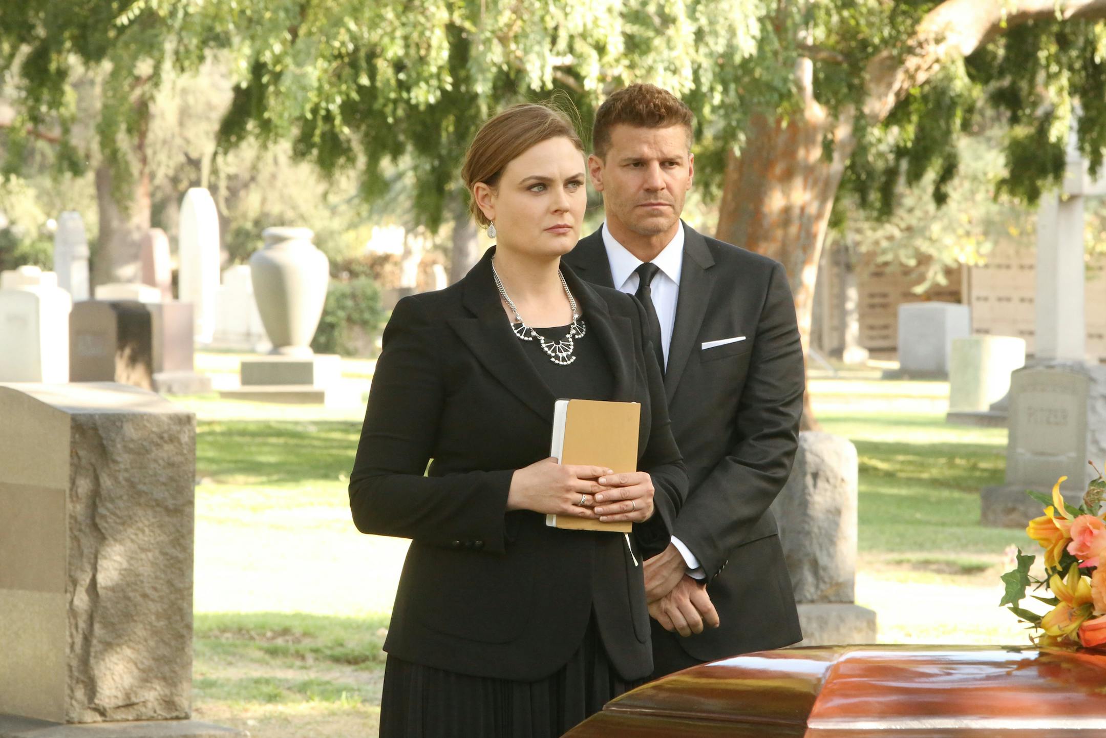 BONES: L-R: Emily Deschanel and David Boreanaz in the "The Final Chapter: The Grief and the Girl" episode of BONES airing Tuesday, Feb. 21 (9:01-10:00 PM ET/PT) on FOX. ©2017 Fox Broadcasting Co. Cr: Patrick McElhenney/FOX