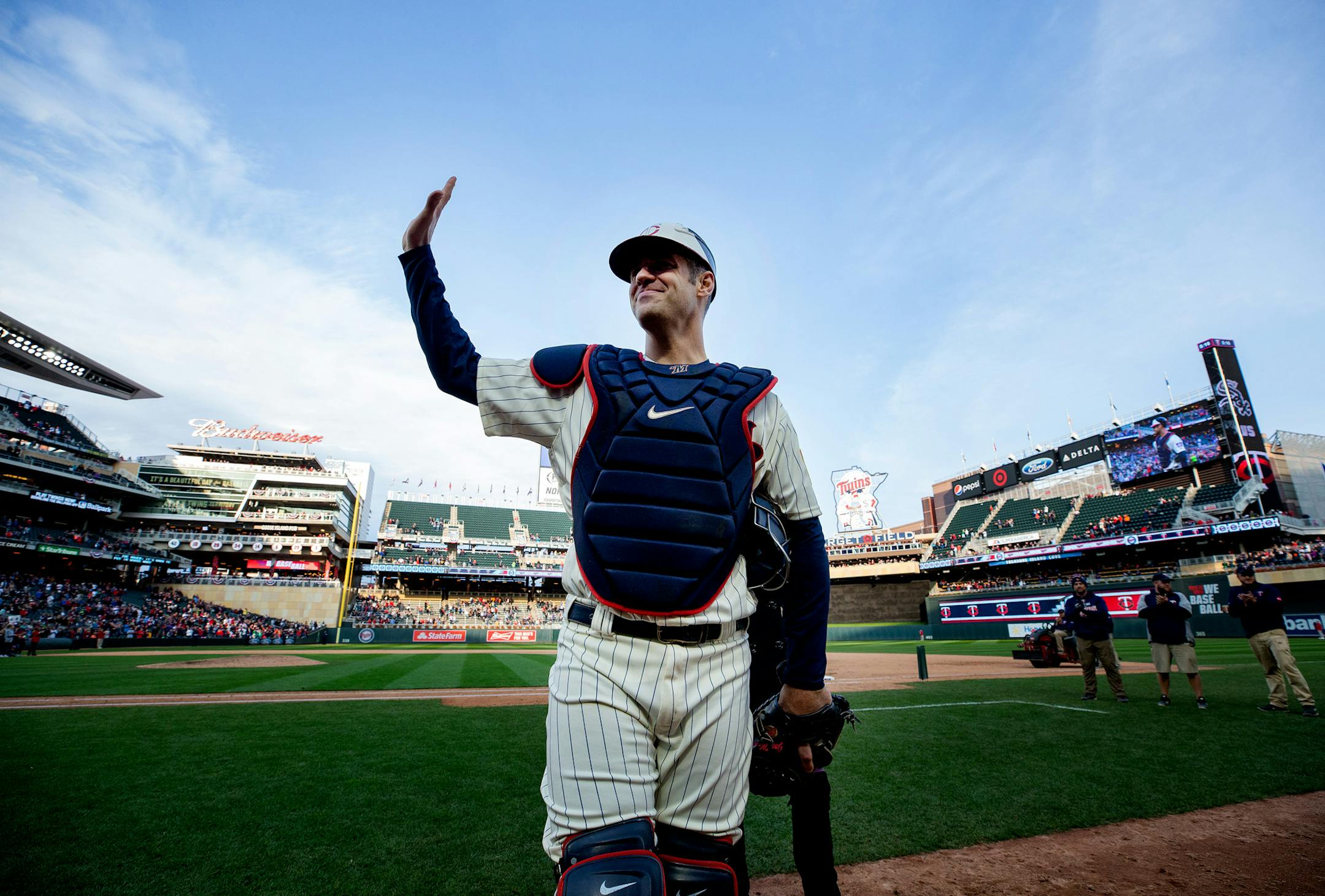 Minnesota Twins Joe Mauer waved to the crowd as he walked off the field at the end of the game. ] CARLOS GONZALEZ ï cgonzalez@startribune.com ñ September 30, 2018, Minneapolis, MN, Target Field, MLB, Minnesota Twins vs. Chicago White Sox