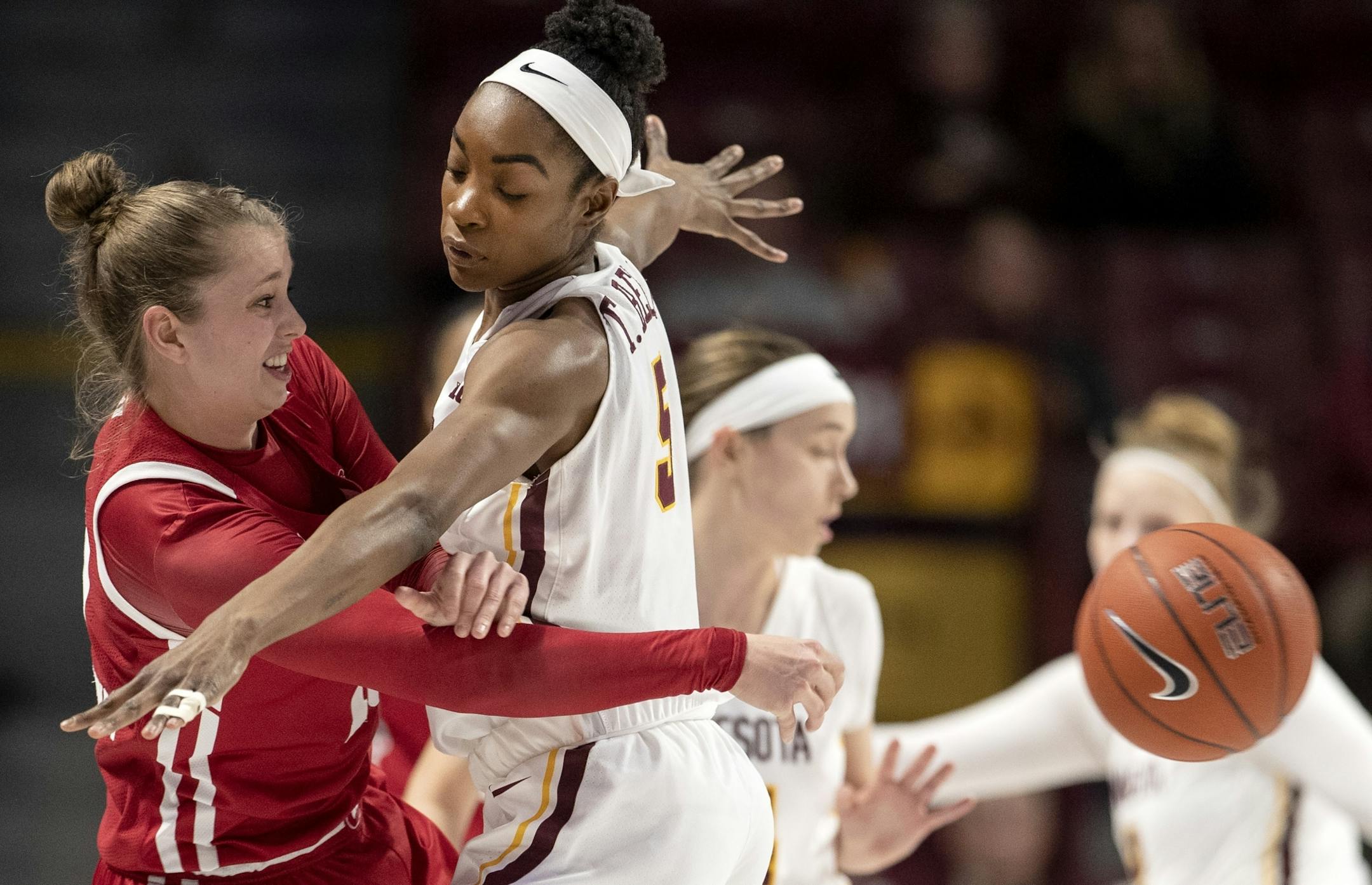 Kendra Van Leeuwen (10) of Wisconsin was defended by Taiye Bello (5) of Minnesota in the first quarter.