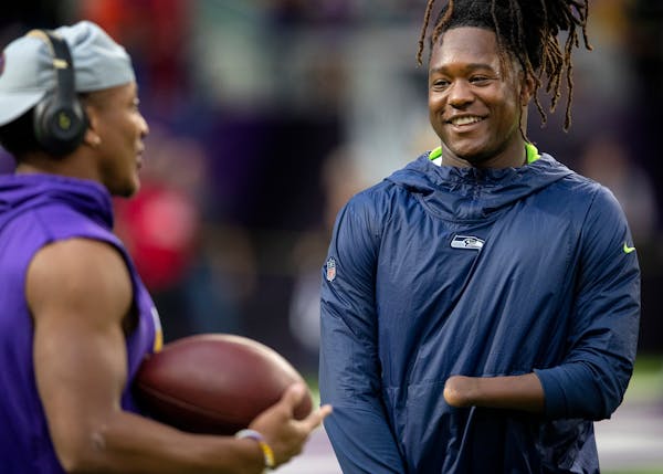 Vikings rookie Mike Hughes, left, spoke to the Seahawks' Shaquem Griffin before a preseason game on Friday
