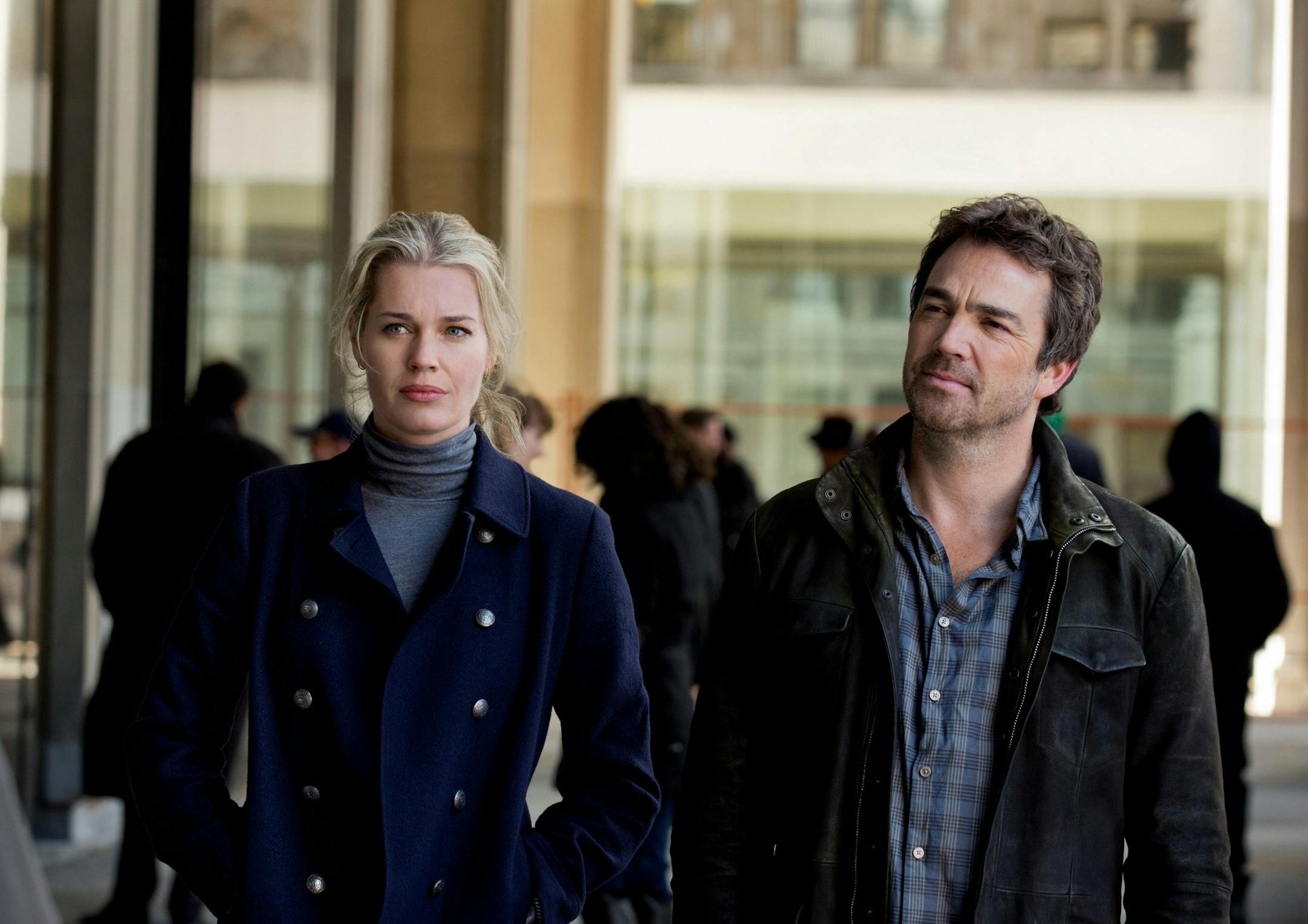 "King & Maxwell" - Pilot - 3 Sean & Michelle are released # 1 Jon Tenney as Sean King # 2 Rebecca Romijn as Michelle Maxwell