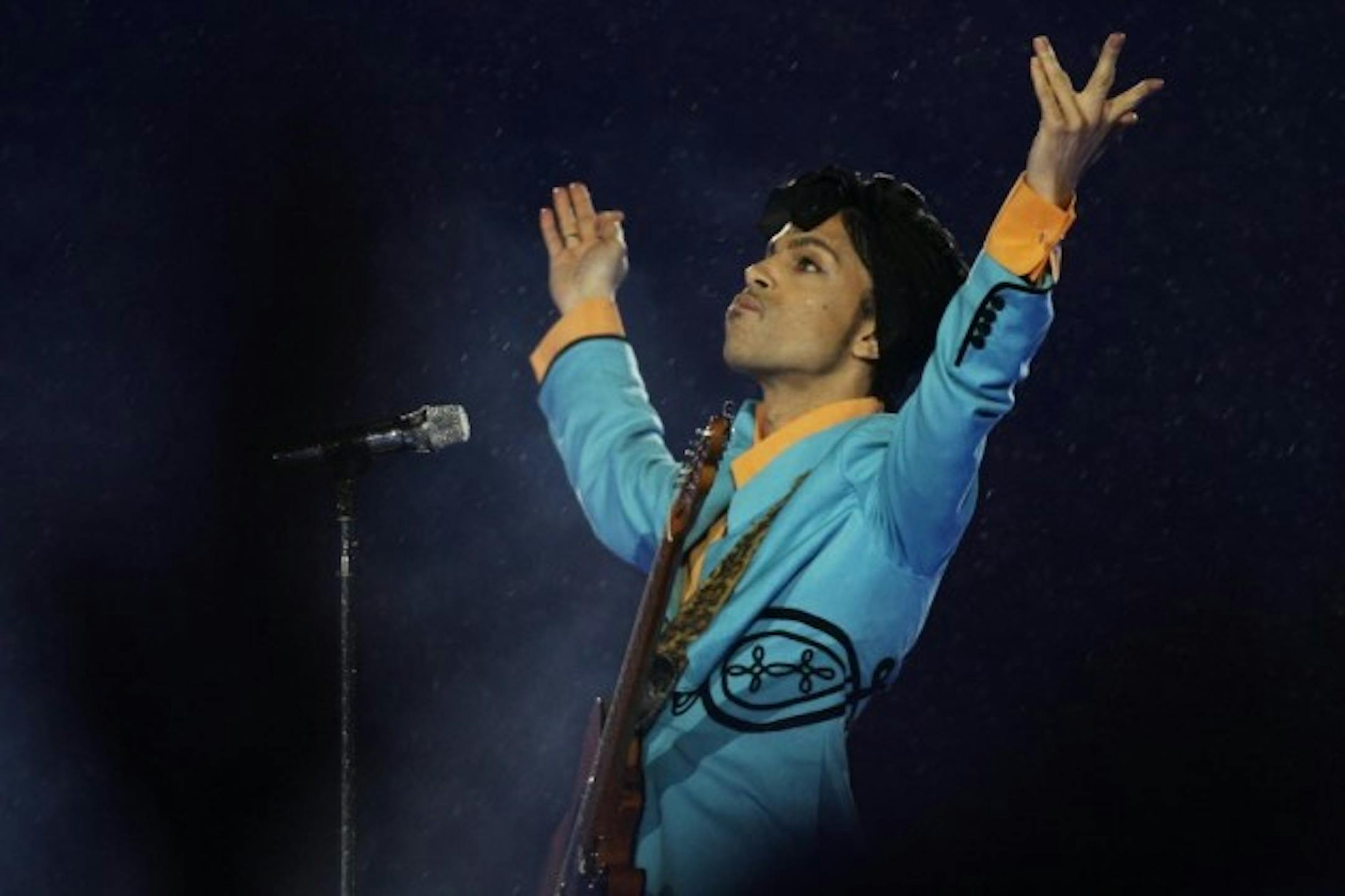 Prince's hair under wraps at Super Bowl XLI in 2007. / AP Photo, Alex Brandon