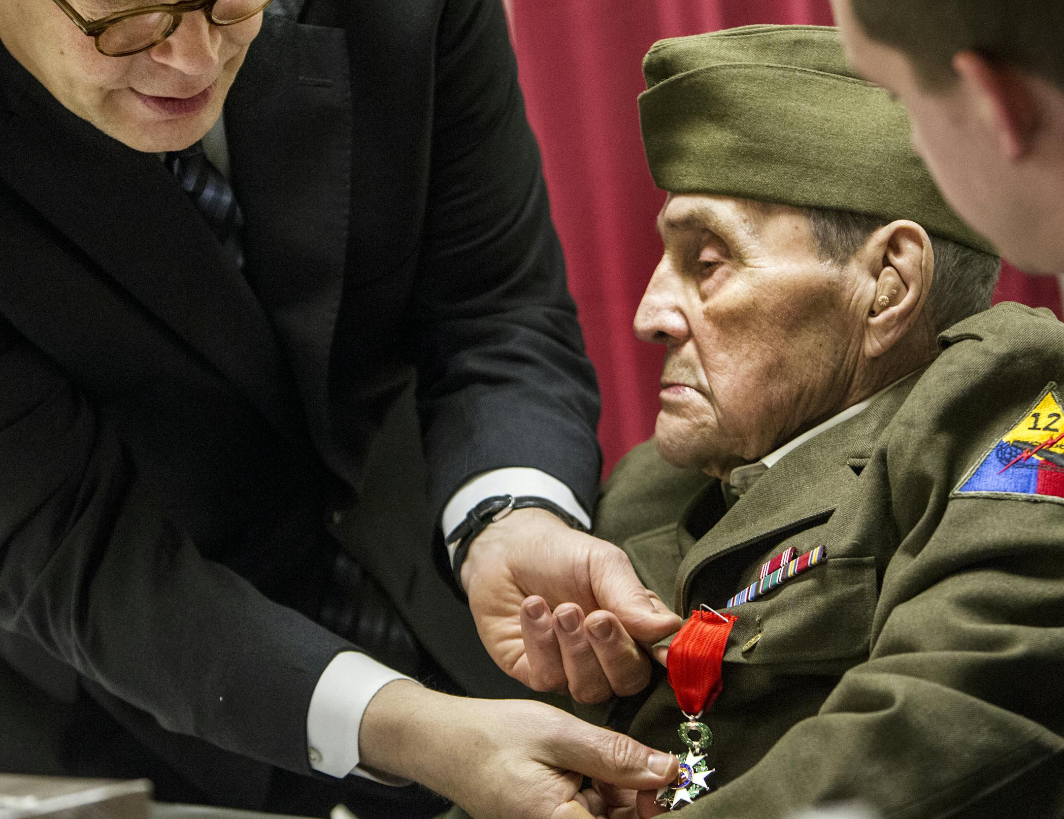 U.S. Sen. Al Franken (D-Minn.), left, presents World War II veteran Benny Arechiga with the Knight of the Legion of Honor Medal at VFW Post 9625 in Coon Rapids February 23, 2014. (Courtney Perry/Special to the Star Tribune)