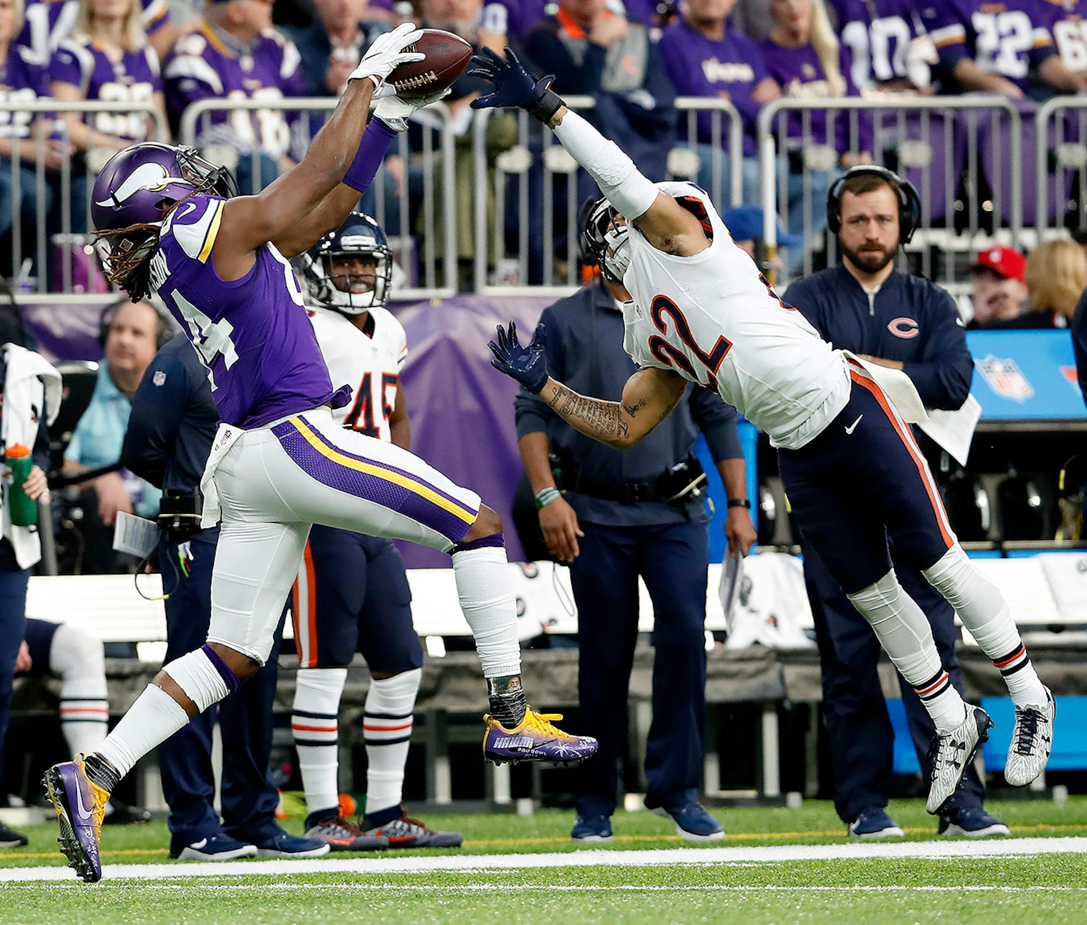 Cordarrelle Patterson (84) caught a pass for a 39-yard gain while being defended by Cre'Von LeBlanc (22) in the first quarter.
