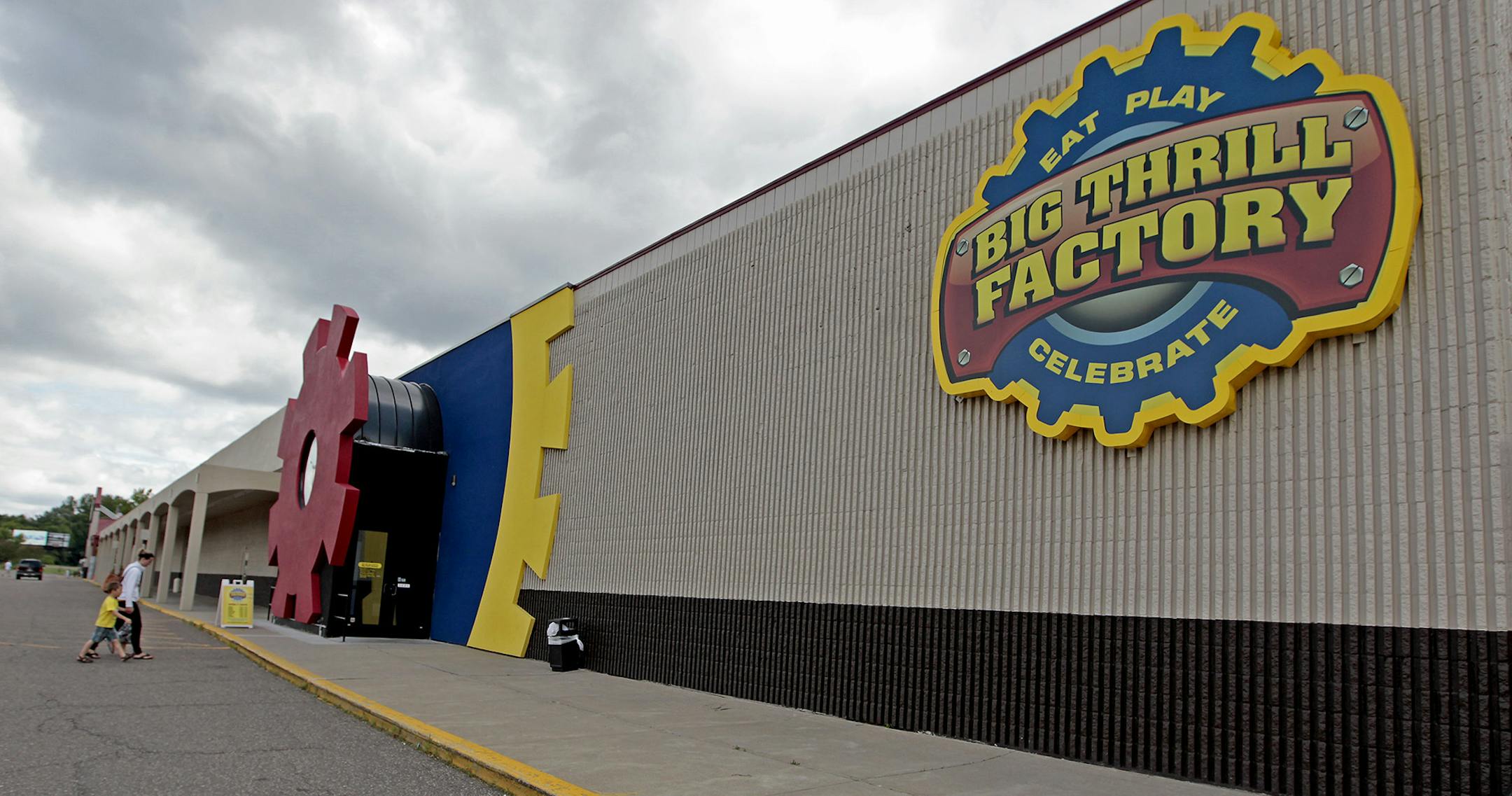 Families made their way into the Big Three Factory, Tuesday, July 1, 2014 in Minnetonka, MN. ] (ELIZABETH FLORES/STAR TRIBUNE) ELIZABETH FLORES &#x2022; eflores@startribune.com