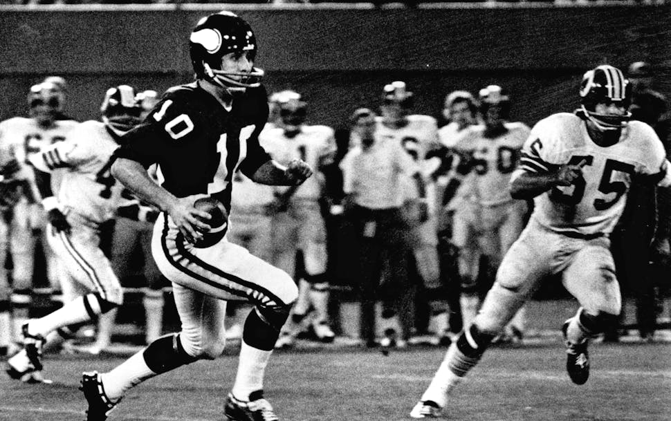 The 1972 Vikings season started with Fran Tarkenton on the run during a 24-21 loss to the Redskins in Metropolitan Stadium.