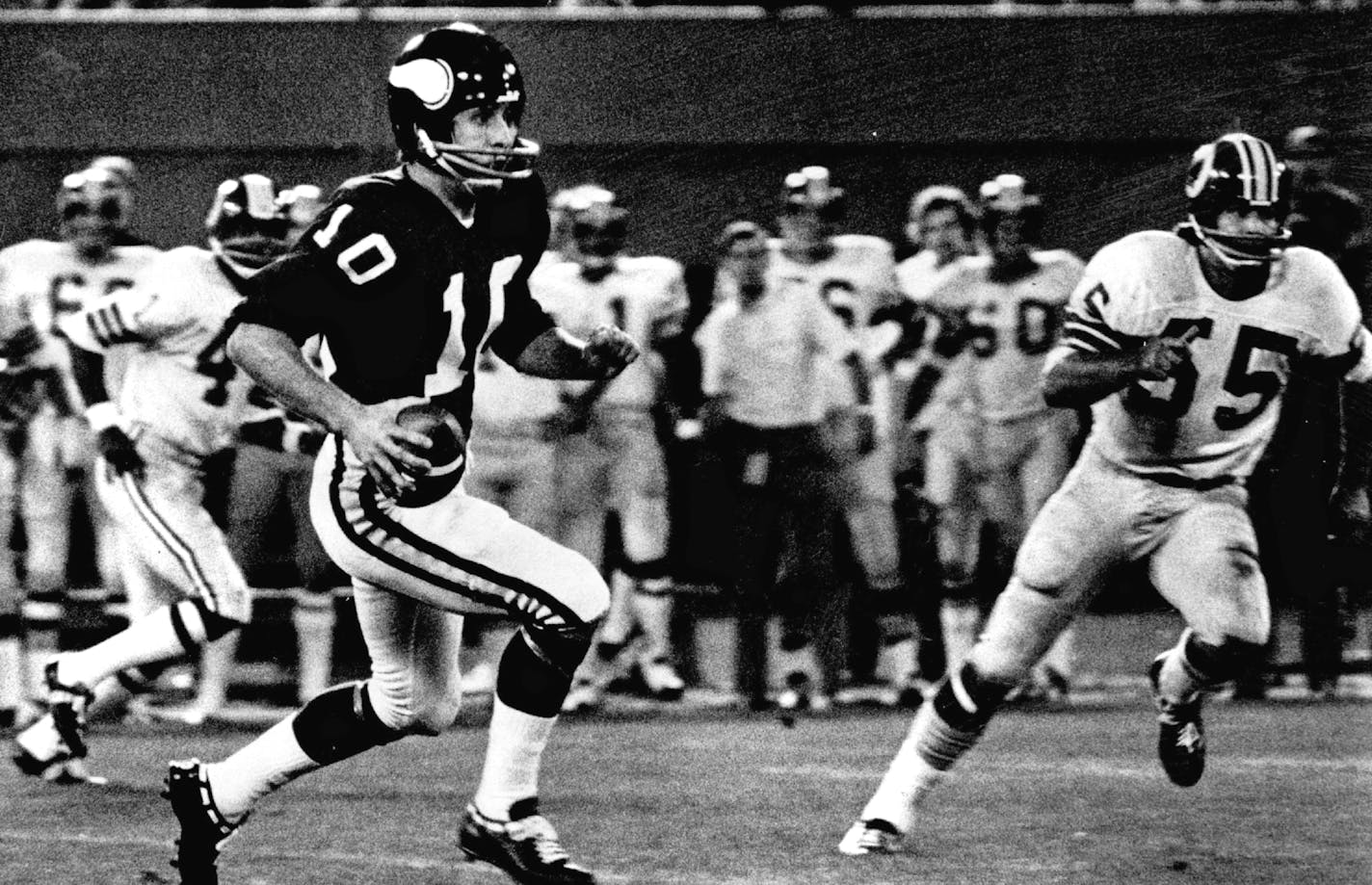 The 1972 Vikings season started with Fran Tarkenton on the run during a 24-21 loss to the Redskins in Metropolitan Stadium.