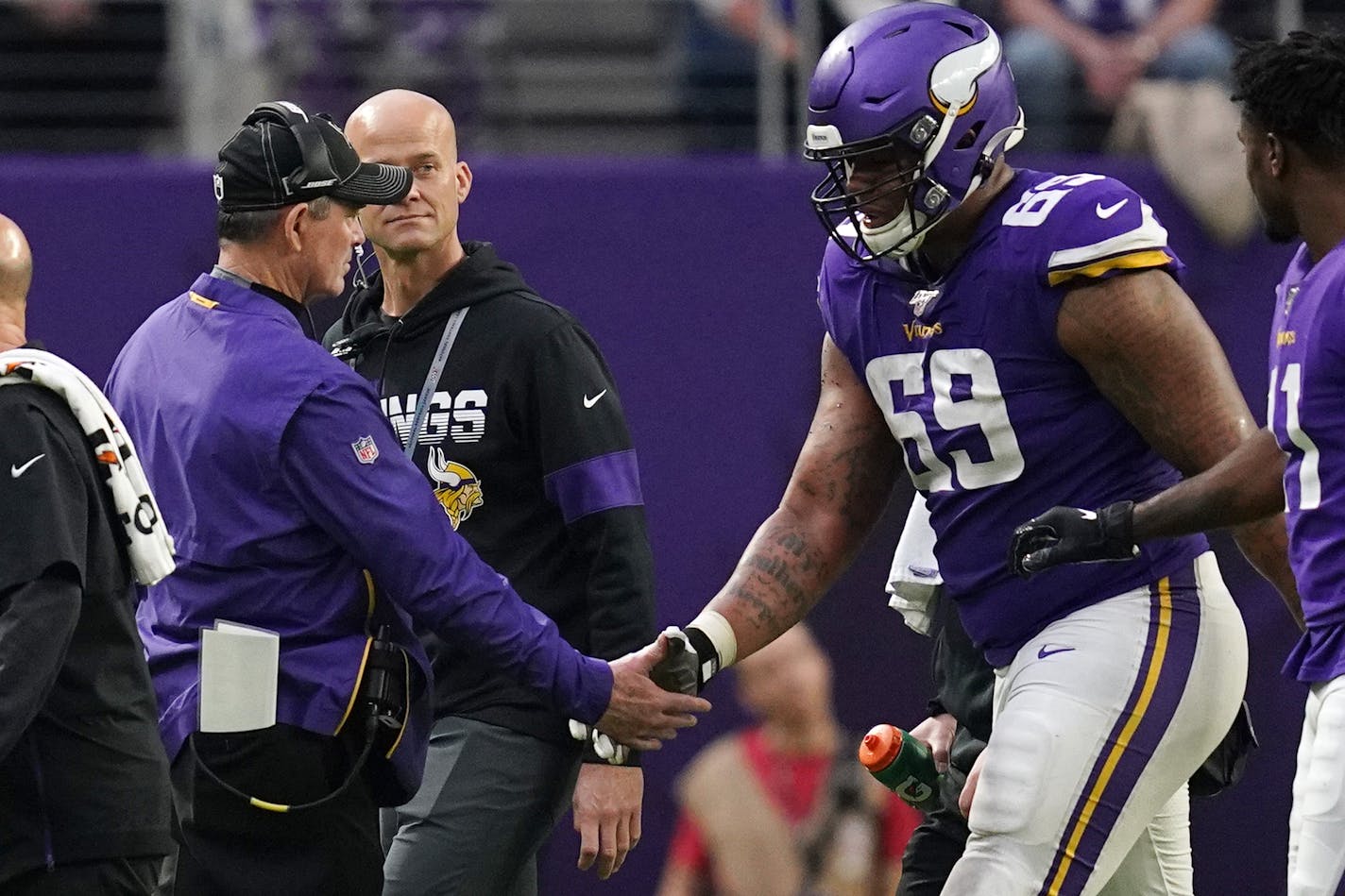 Minnesota Vikings head coach Mike Zimmer shook hands with Minnesota Vikings offensive tackle Rashod Hill (69) after he went off with an injury in the fourth quarter. ] ANTHONY SOUFFLE • anthony.souffle@startribune.com