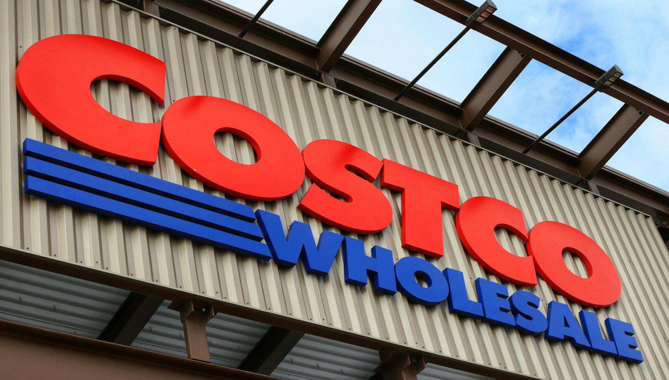A Costco storefront. Costco managers report big crowds, and social media are filled with photos of empty shelves even though there are no shortages of items. (Shengying Lin/Dreamstime/TNS) ORG XMIT: 1590229