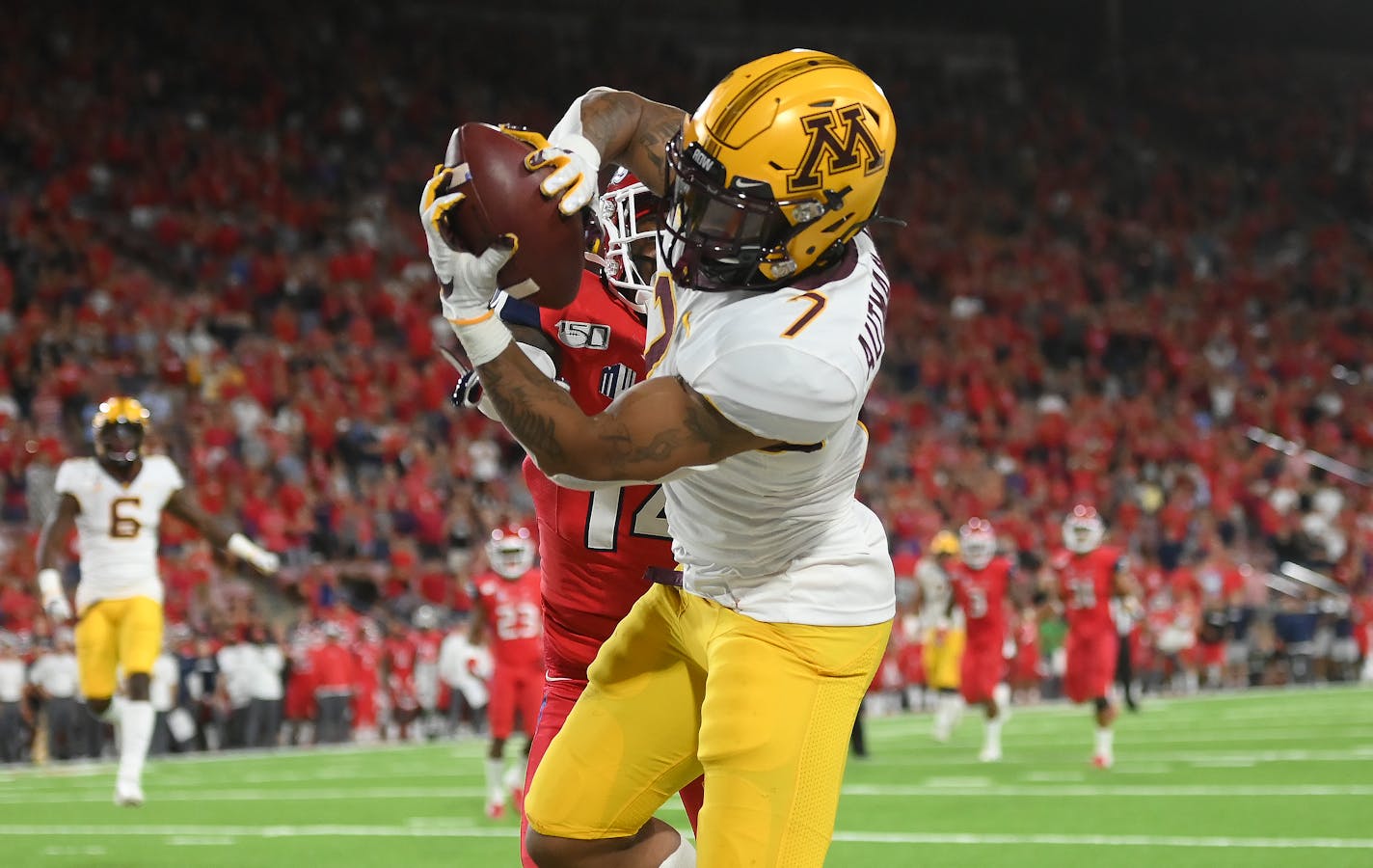 Gophers wide receiver Chris Autman-Bell (7) made a touchdown catch with less than a minute left in the fourth quarter to tie the game while being defended by Fresno State Bulldogs defensive back Jaron Bryant (14) Saturday night.