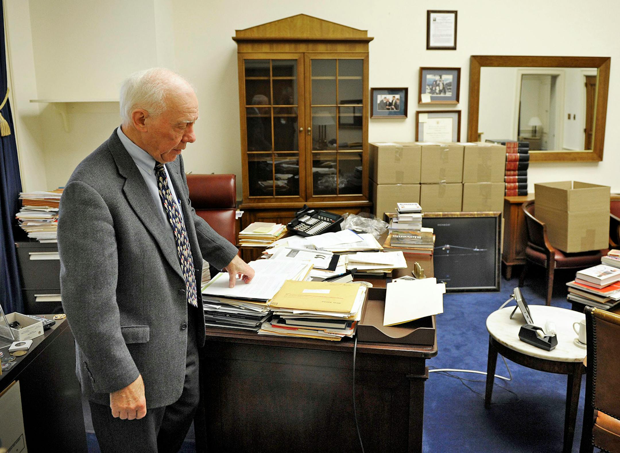 ** SPECIAL TO THE MINNEAPOLIS STAR TRIBUNE ** SA 232340 ** Rep. Jim Oberstar, D-MN, pauses for a moment while packing up his office on Capitol Hill in Washington, Monday, Nov. 29, 2010. Oberstar lost to Republican Chip Cravaack by approximately 4,000 votes. (AP Photo/Cliff Owen)