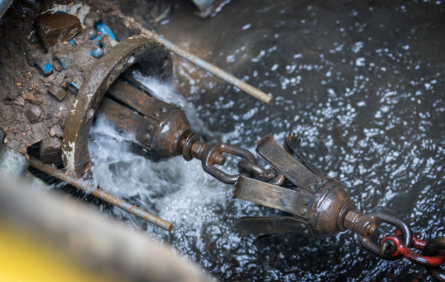 A tool used to scrape clean a water main pipe emerges from the water main while being used by Minneapolis utility workers near 47th Ave S and Dowling Street in Minneapolis, Minn. on Friday, Nov. 3, 2023. ] LEILA NAVIDI • leila.navidi@startribune.com