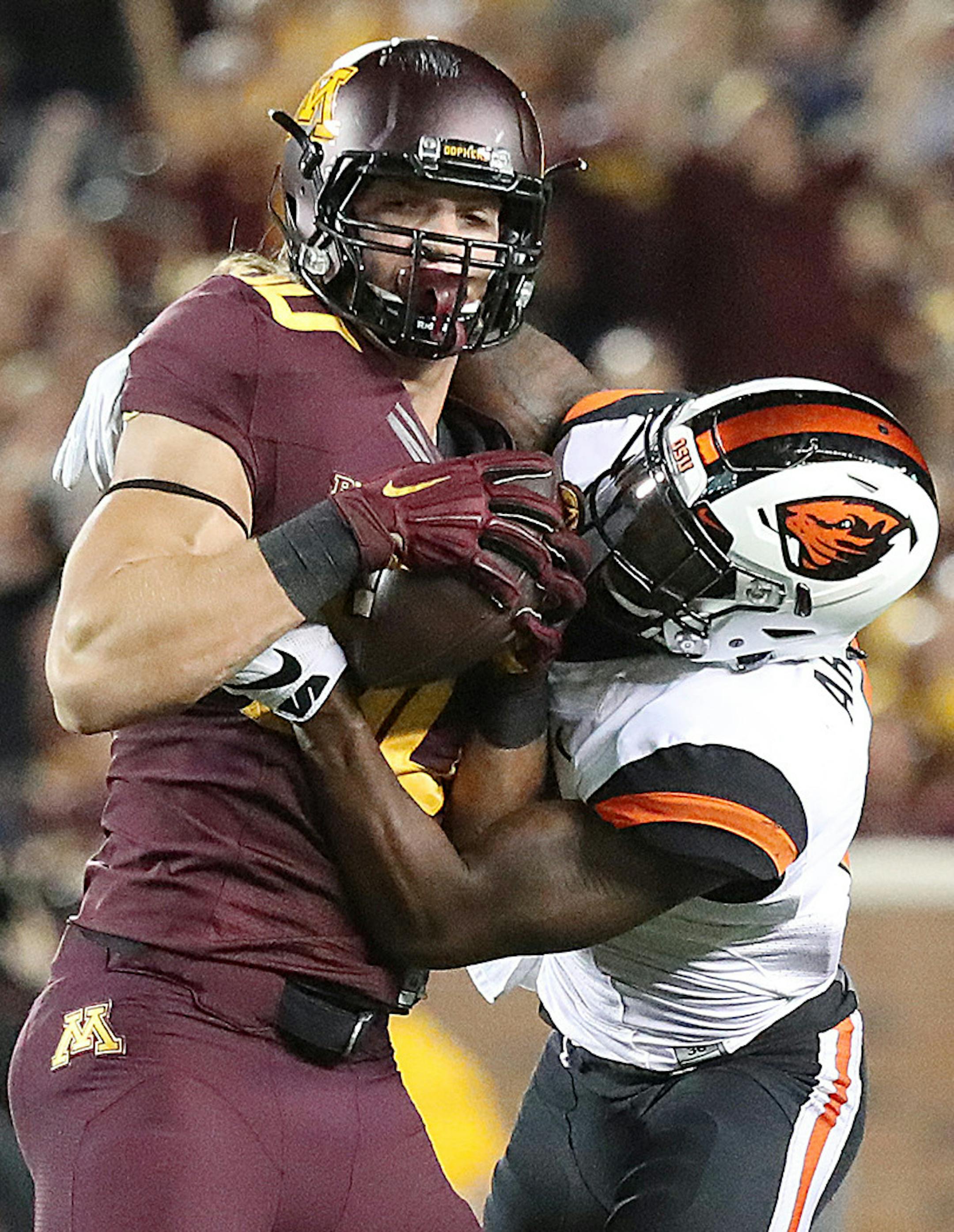 Minnesota Gophers tight end Nate Wozniak made a grab despite defensive pressure by Oregon State safety Brandon Arnold in the third quarter as the Gophers took on Oregon State at TCF Bank Stadium, Thursday, September 1, 2016 in Minneapolis, MN. ] (ELIZABETH FLORES/STAR TRIBUNE) ELIZABETH FLORES • eflores@startribune.com
