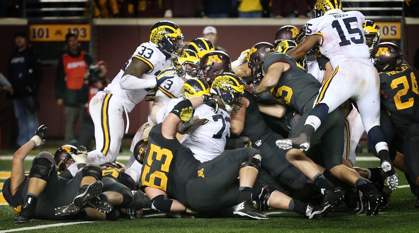 Minnesota Golden Gophers quarterback Mitch Leidner (7) was stopped on a quarter back sneak a the goal line at TCF Bank Stadium Saturday October 31, 2015 in Minneapolis, MN. ] Minnesota hosted Michigan at TCF Bank Stadium . Jerry Holt/ Jerry.Holt@Startribune.com