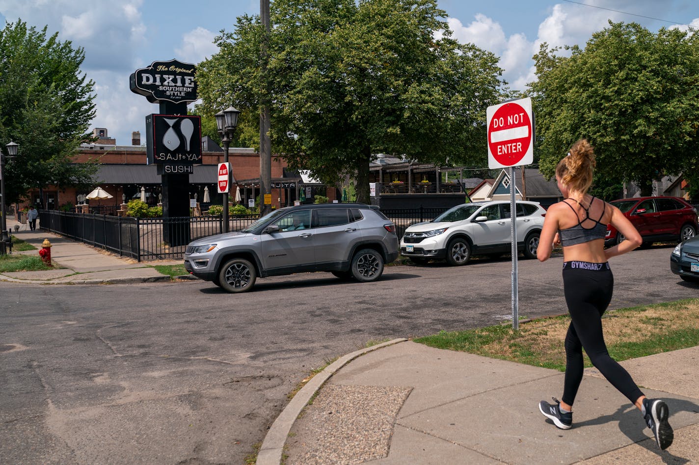 A person runs past Dixie's On Grand on Wednesday, Aug. 18, 2021, in St. Paul. ] ANTRANIK TAVITIAN • anto.tavitian@startribune.com