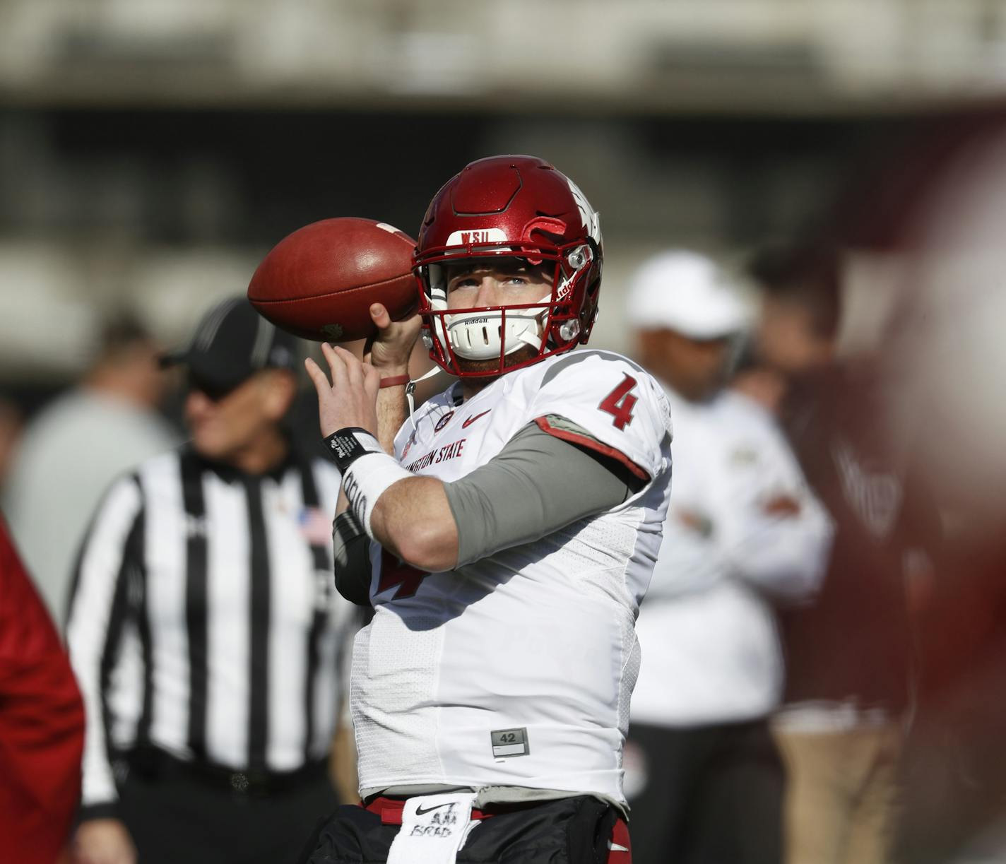 Washington State Cougars quarterback Luke Falk warms up before the first half of an NCAA college football game Saturday, Nov. 19, 2016, in Boulder, Colo. (AP Photo/David Zalubowski)