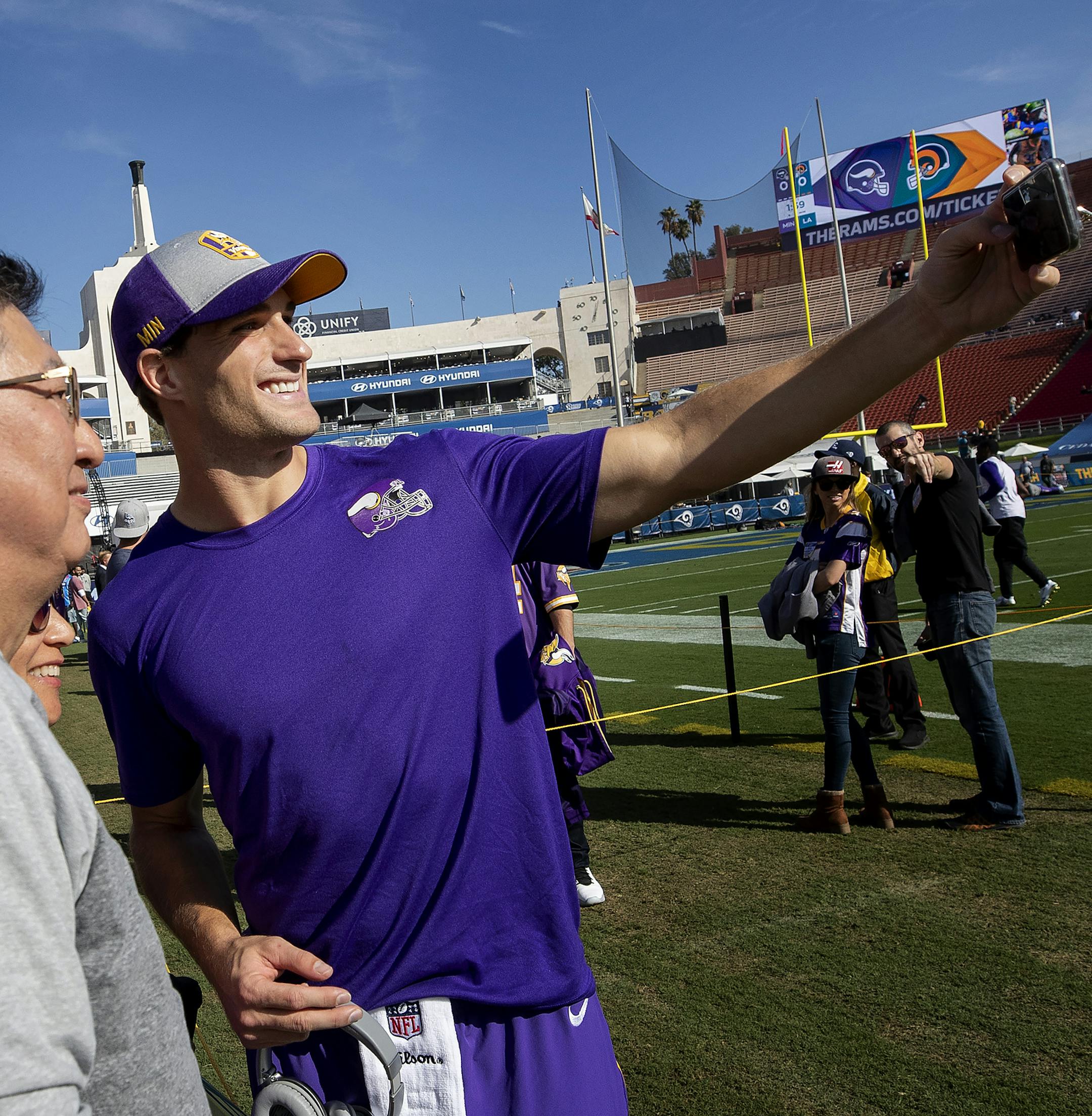 Minnesota Vikings quarterback Kirk Cousins took a selfie during pregame warmups. ] CARLOS GONZALEZ ï cgonzalez@startribune.com ñ September 2, 2018, Los Angeles, CA, LA Memorial Coliseum, NFL, Minnesota Vikings vs. Los Angeles Rams