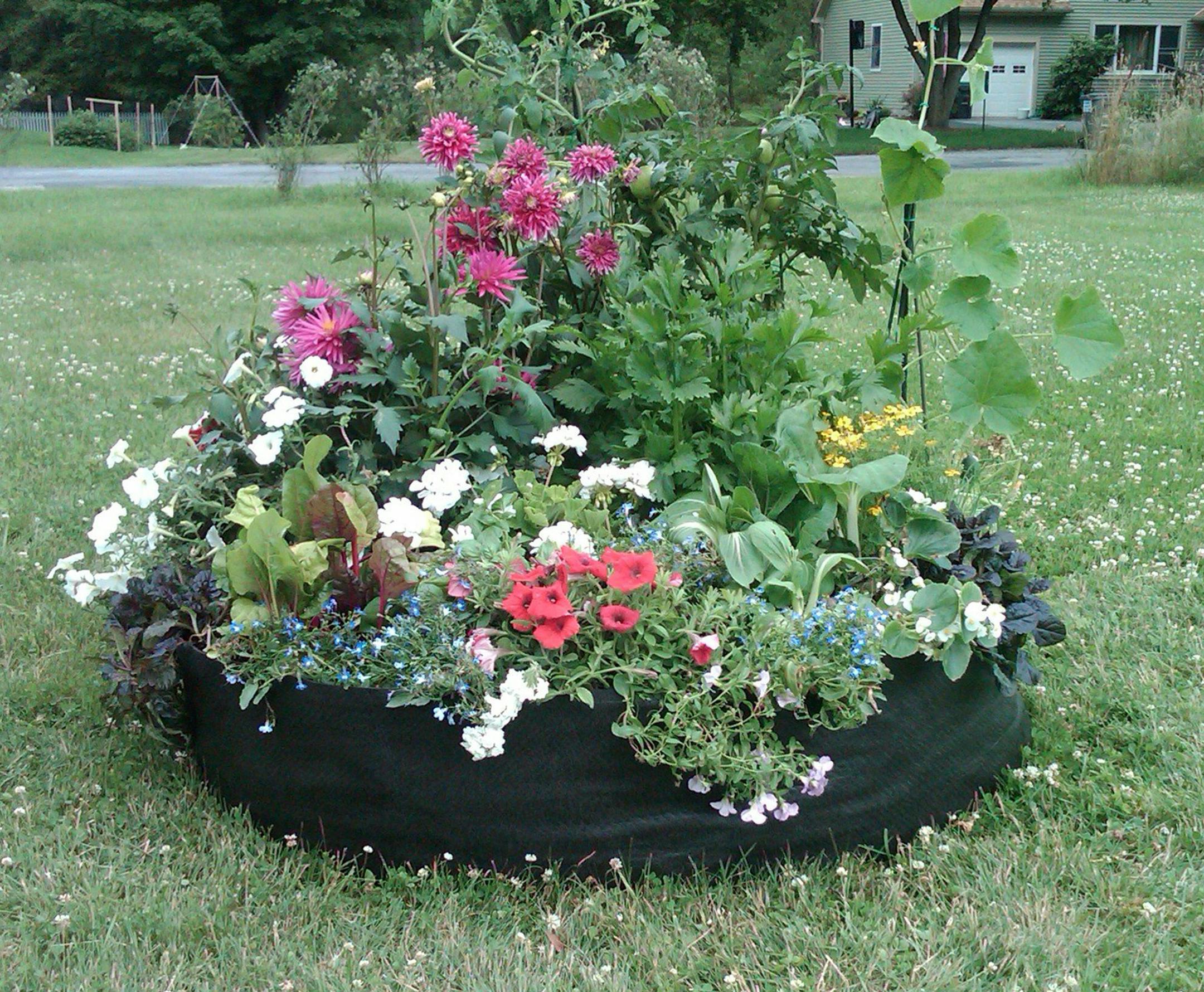 Big Bag Bed, pop-up garden bed (High Caliper Growing) ORG XMIT: 1160488